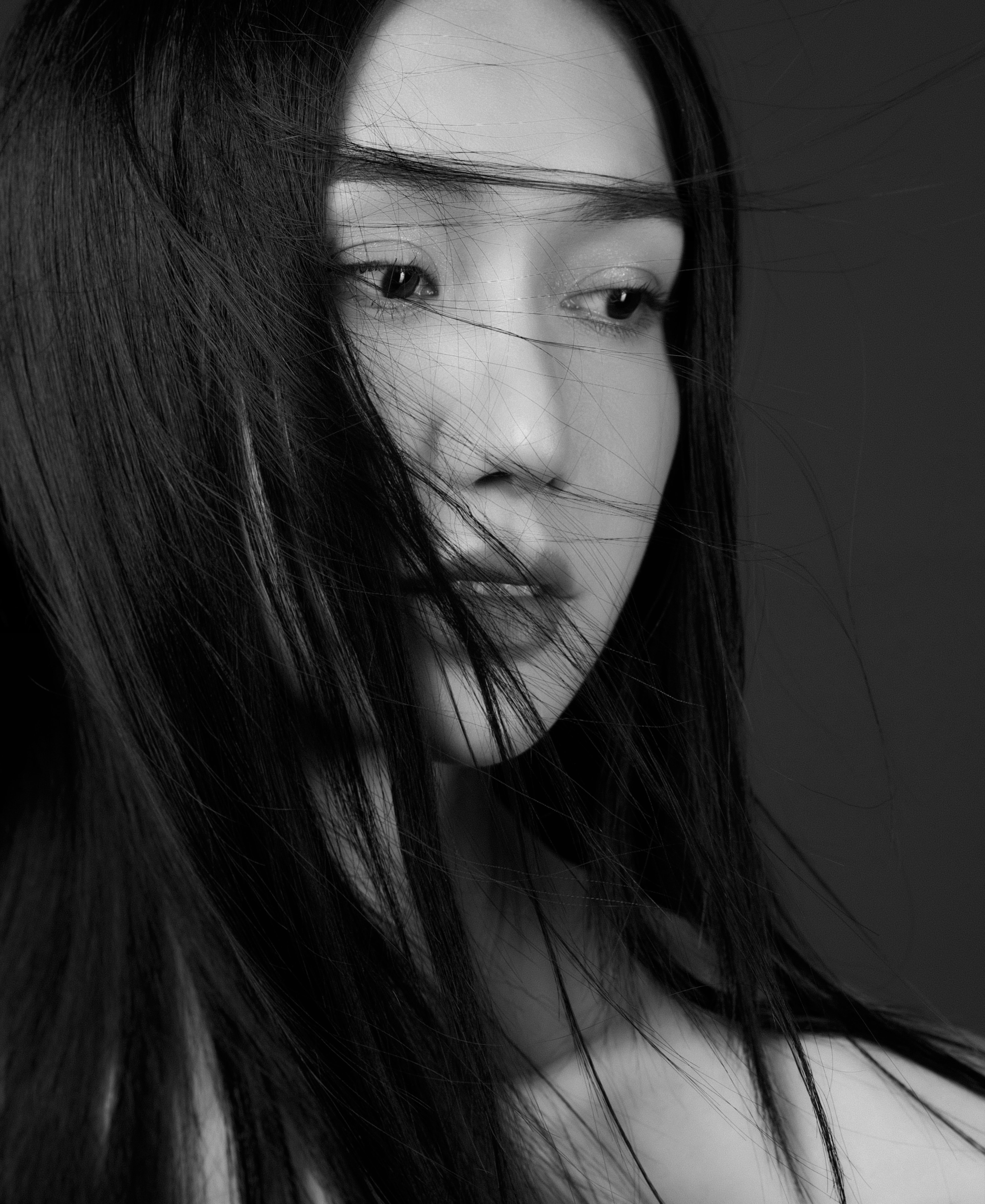 Chụp chân dung đen trắng: Concept signature tại Gạo Nâu Studio — khung 2