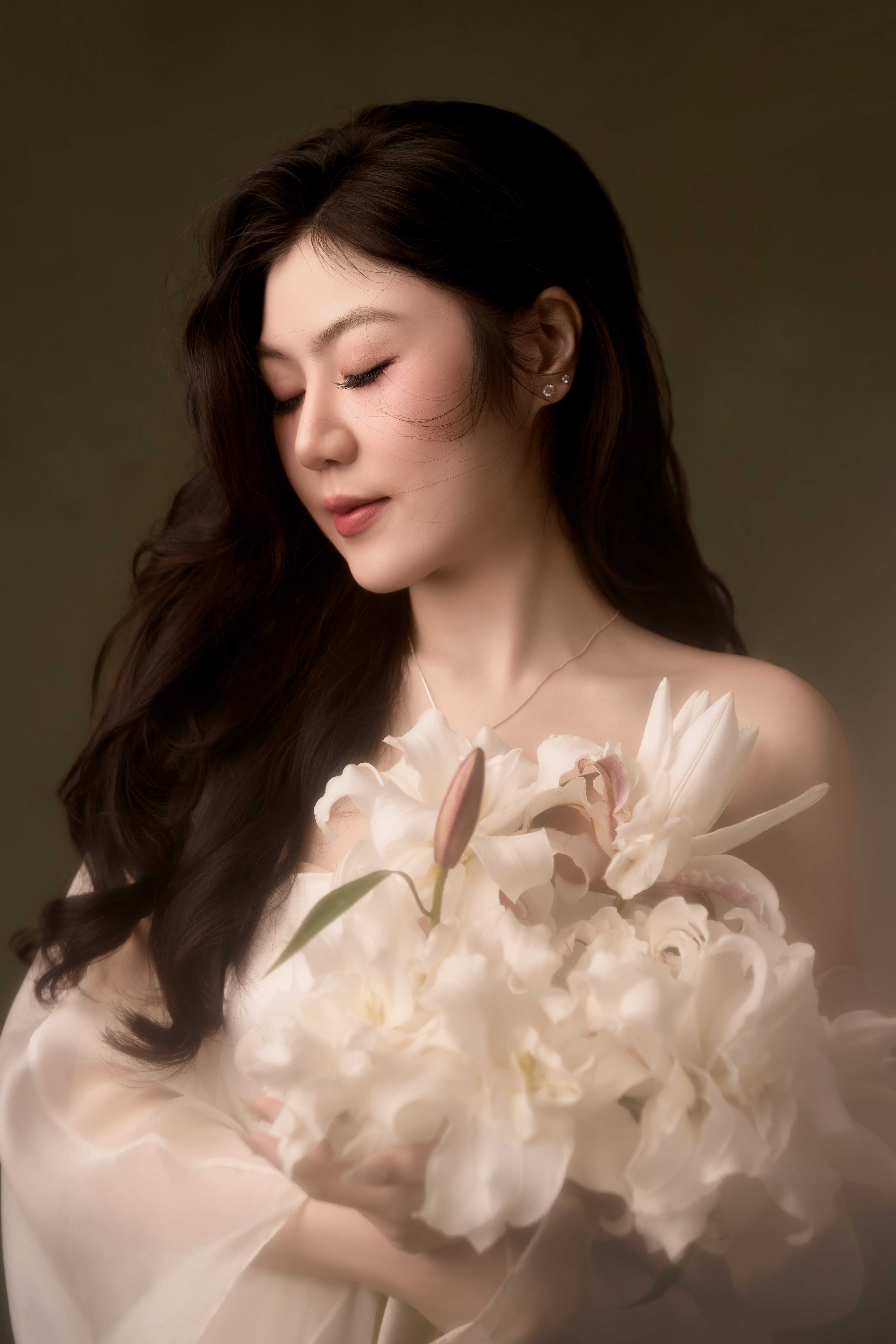 Hoa lily và triết lý nở trọn — vì sao chúng tôi chụp ảnh cùng hoa