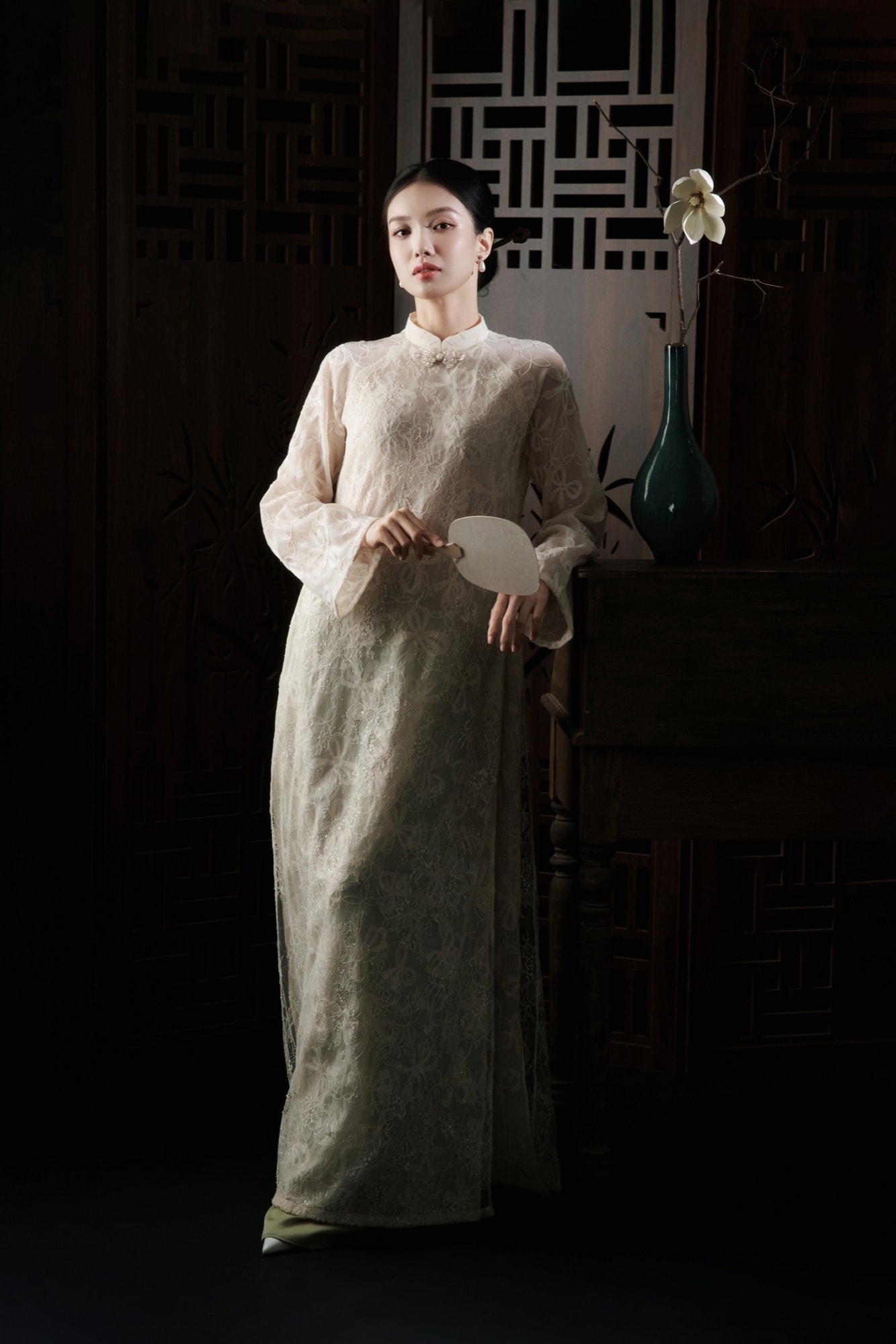 "Áo dài ánh trăng" — Khi áo dài Việt gặp ánh sáng đêm tối — khung 3