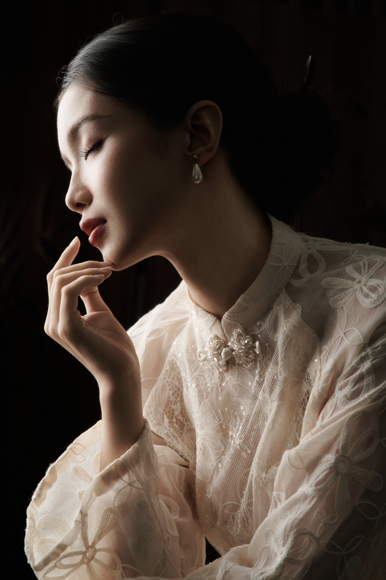 "Áo dài ánh trăng" — Khi áo dài Việt gặp ánh sáng đêm tối — khung 4