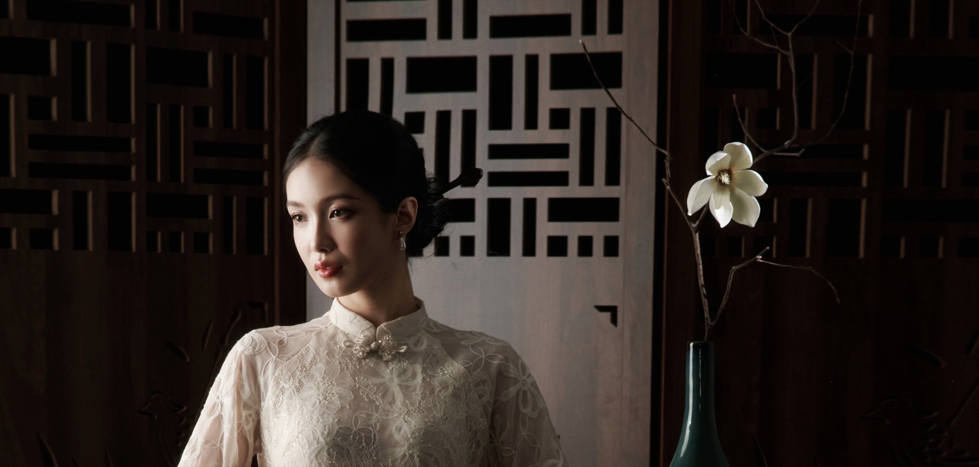 "Áo dài ánh trăng" — Khi áo dài Việt gặp ánh sáng đêm tối