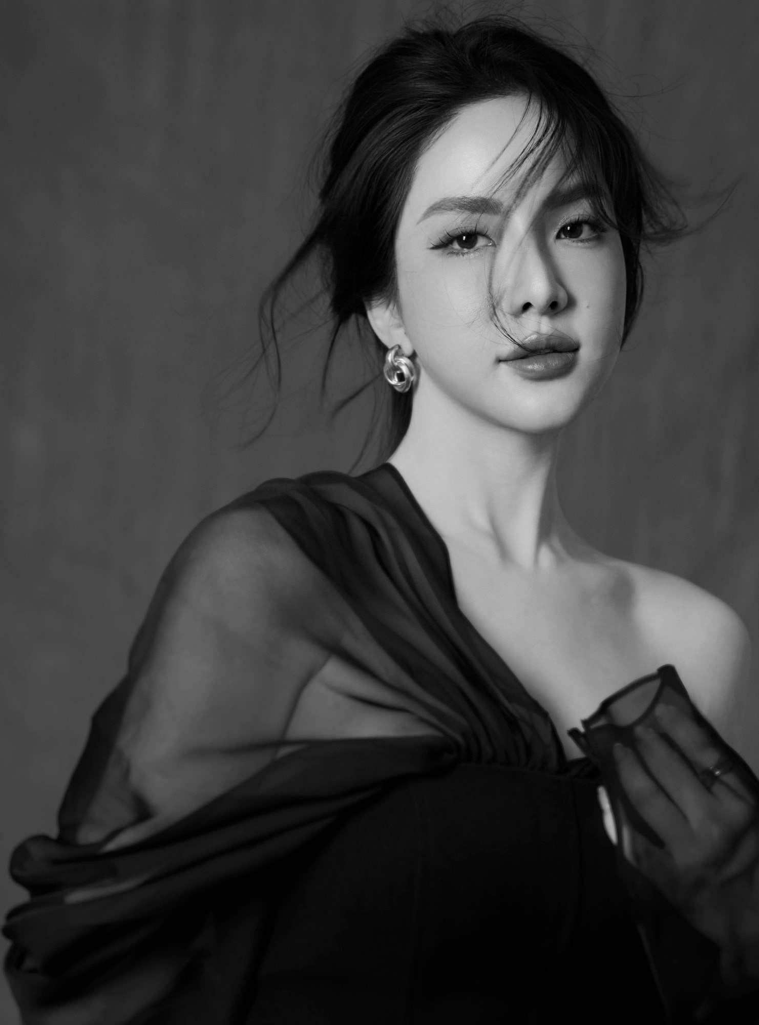 "Rất kiêu, rất sang, rất khó chiều" — Concept chân dung cho phụ nữ có cá tính — khung 2