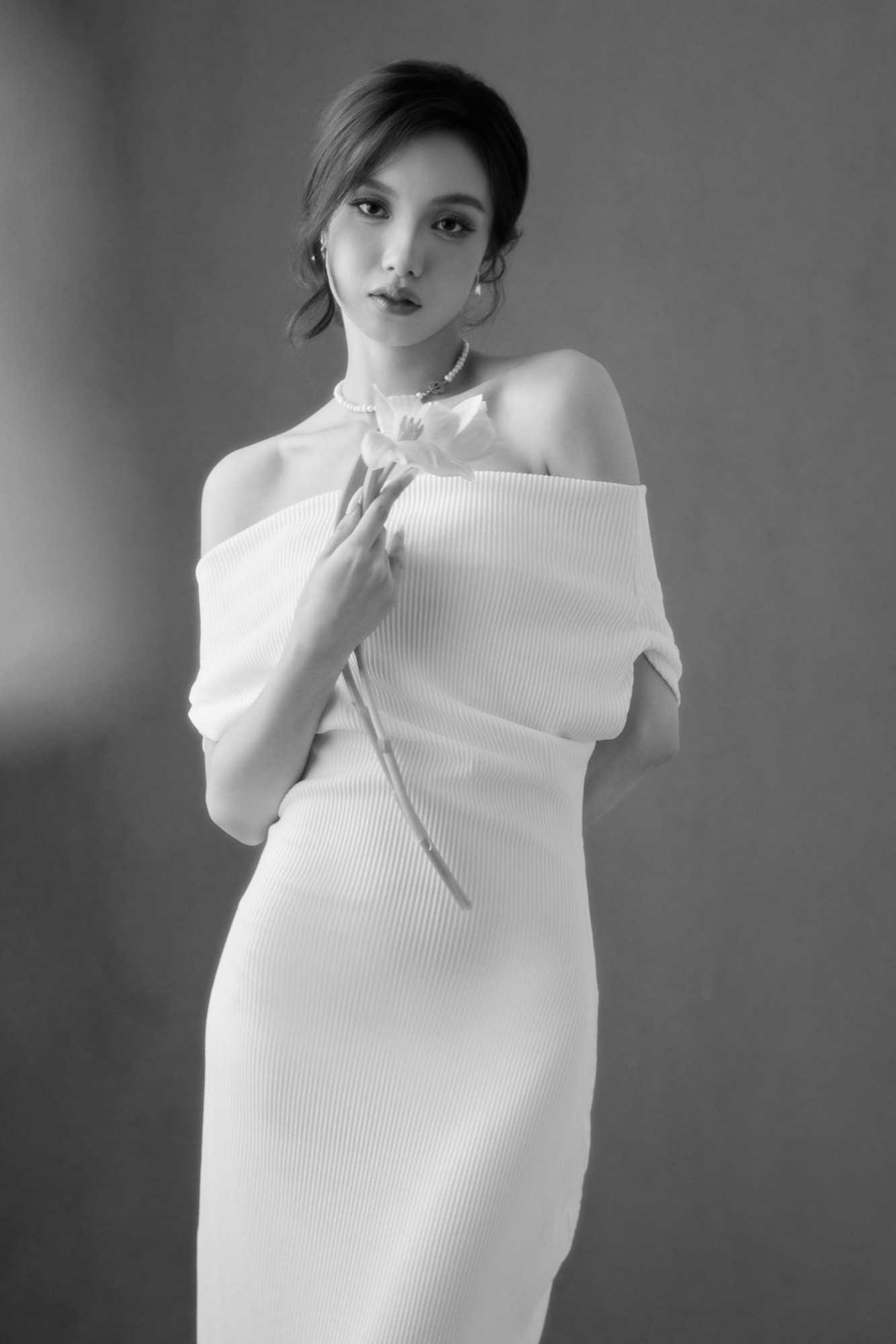 "Trắng công chúa trong tiểu thuyết" — Concept chân dung trắng dành cho người phụ nữ yêu chữ