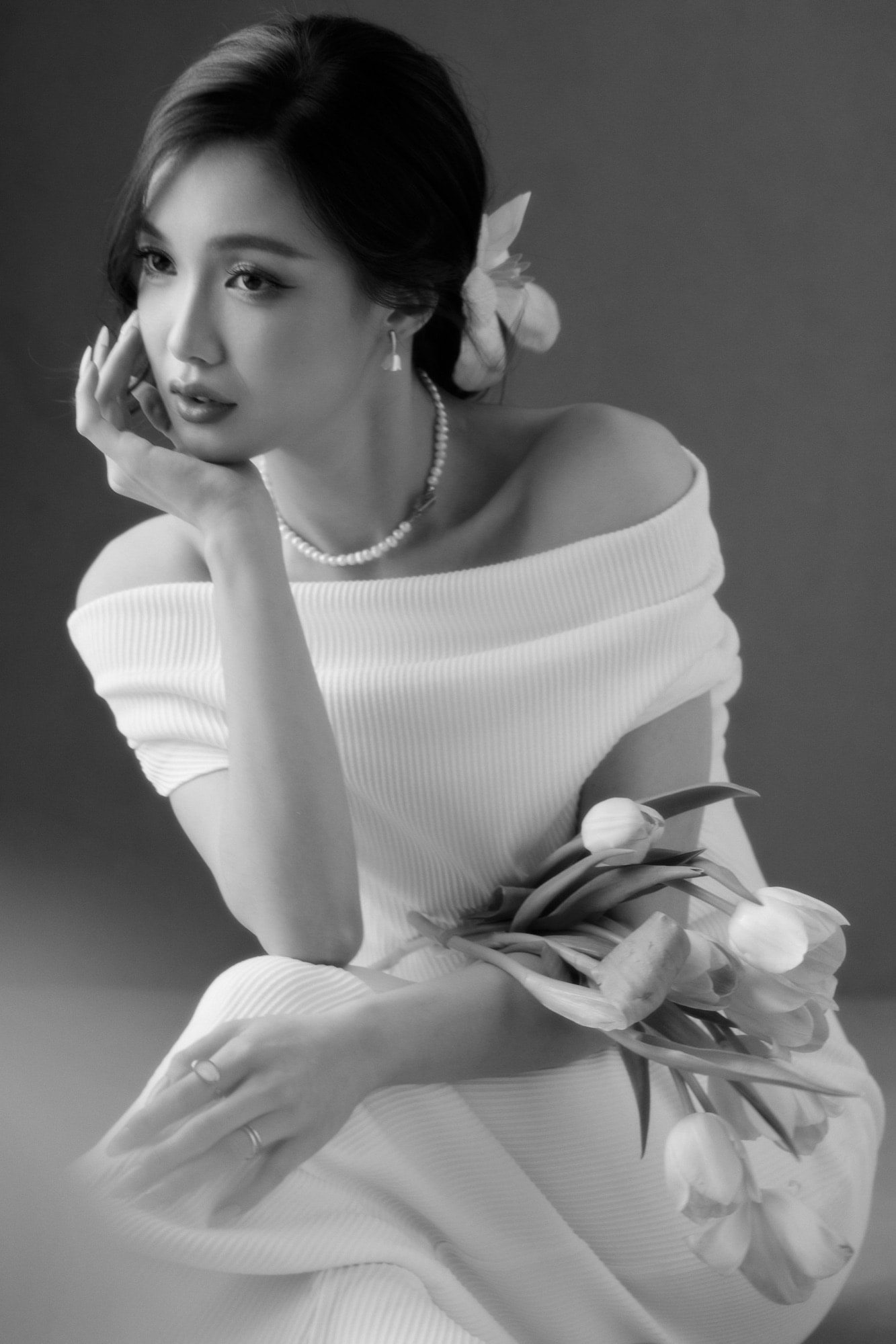 "Trắng công chúa trong tiểu thuyết" — Concept chân dung trắng dành cho người phụ nữ yêu chữ — ảnh 2