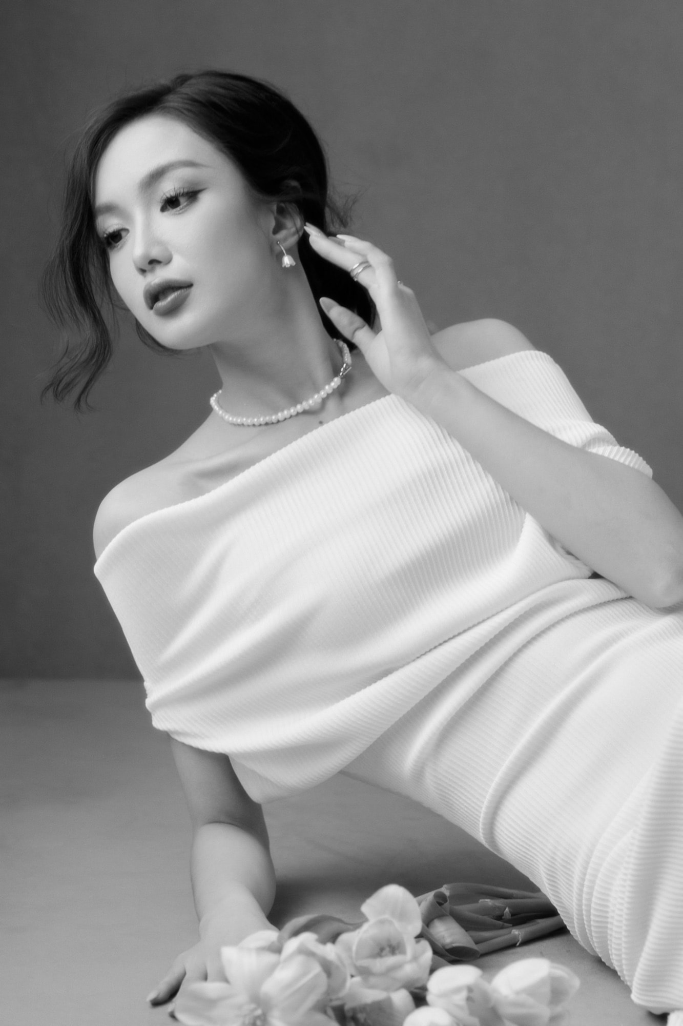 "Trắng công chúa trong tiểu thuyết" — Concept chân dung trắng dành cho người phụ nữ yêu chữ — khung 2