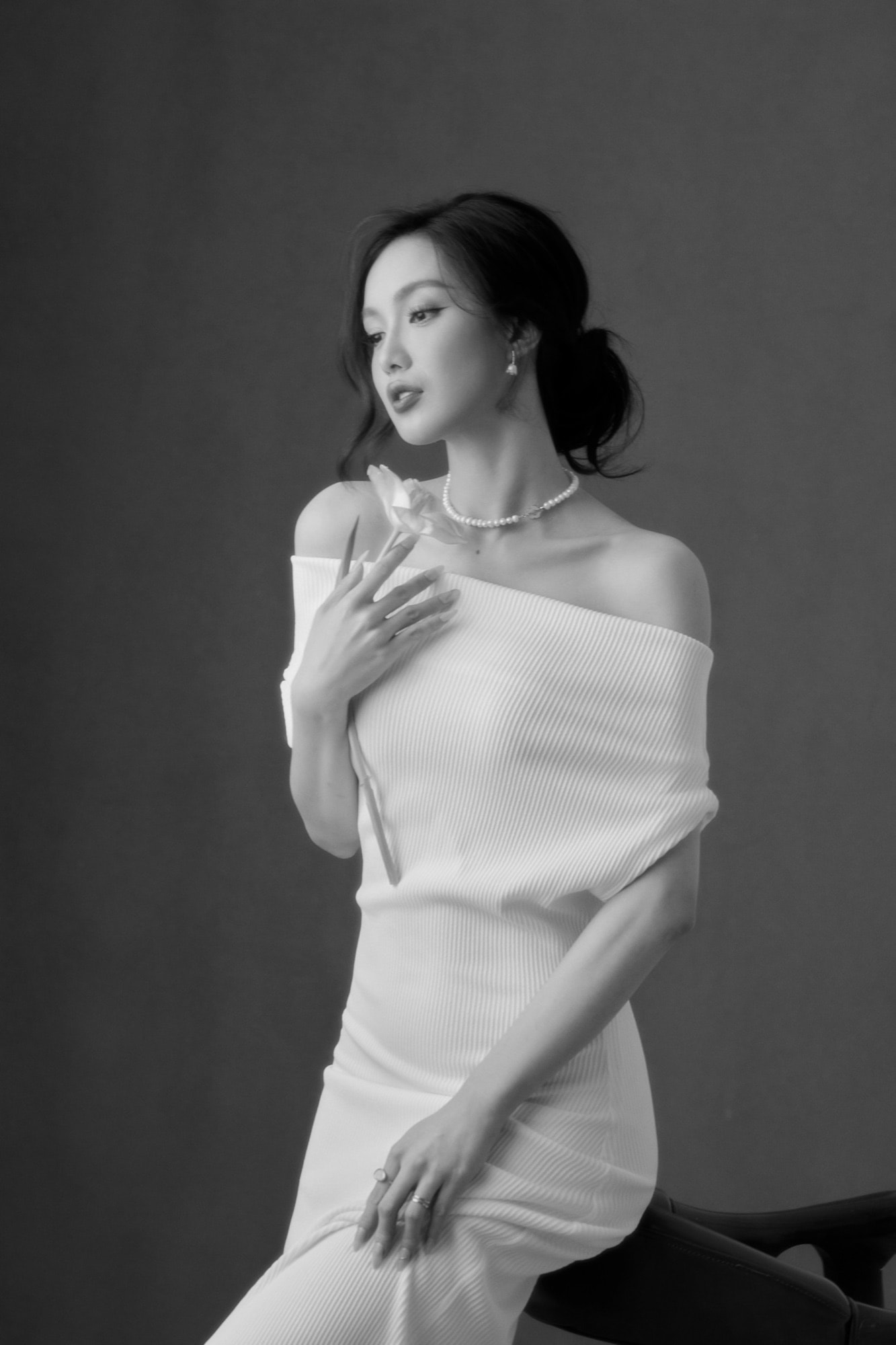 "Trắng công chúa trong tiểu thuyết" — Concept chân dung trắng dành cho người phụ nữ yêu chữ — khung 3