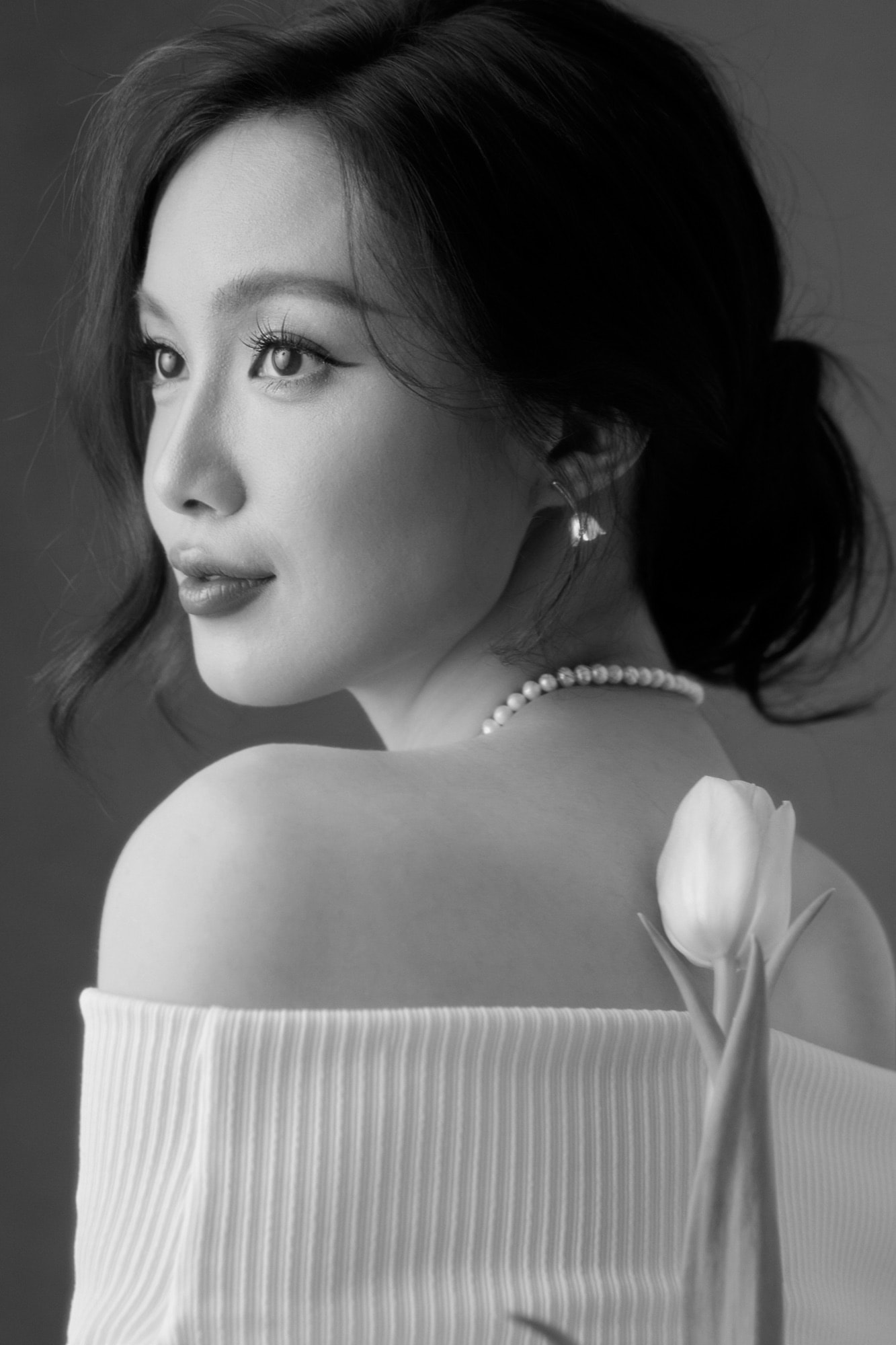 "Trắng công chúa trong tiểu thuyết" — Concept chân dung trắng dành cho người phụ nữ yêu chữ — khung 4