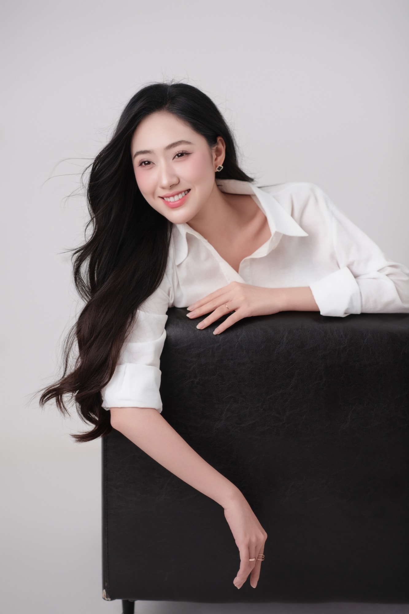 "White Essence" — Chụp chân dung trắng tinh khôi, khi sự đơn giản là điểm mạnh — khung 2