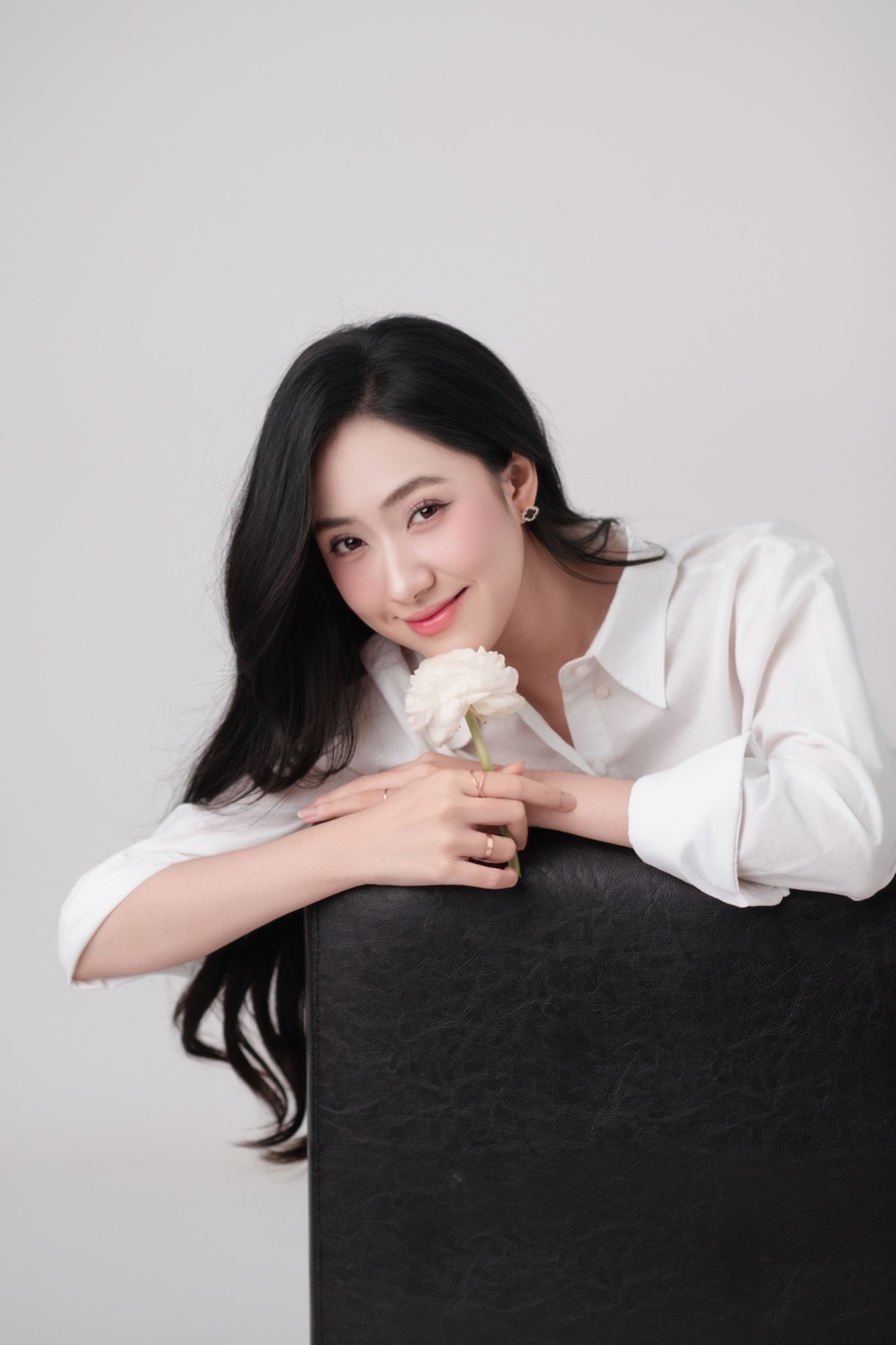 "White Essence" — Chụp chân dung trắng tinh khôi, khi sự đơn giản là điểm mạnh — khung 3