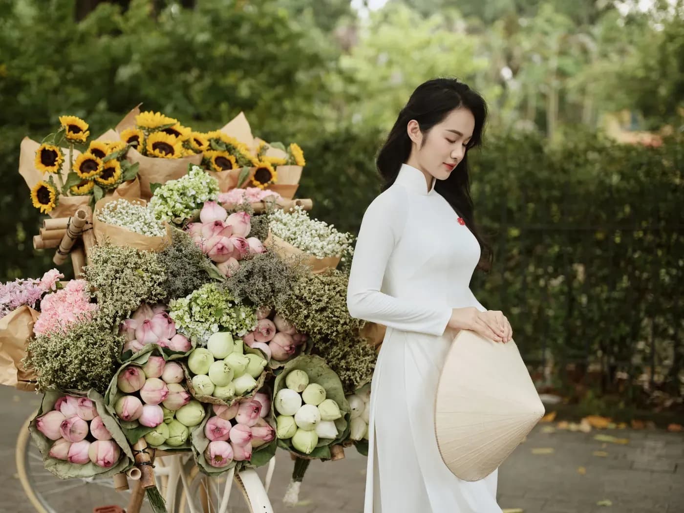 Địa điểm chụp ảnh mùa thu Hà Nội với áo dài trắng và xe hoa