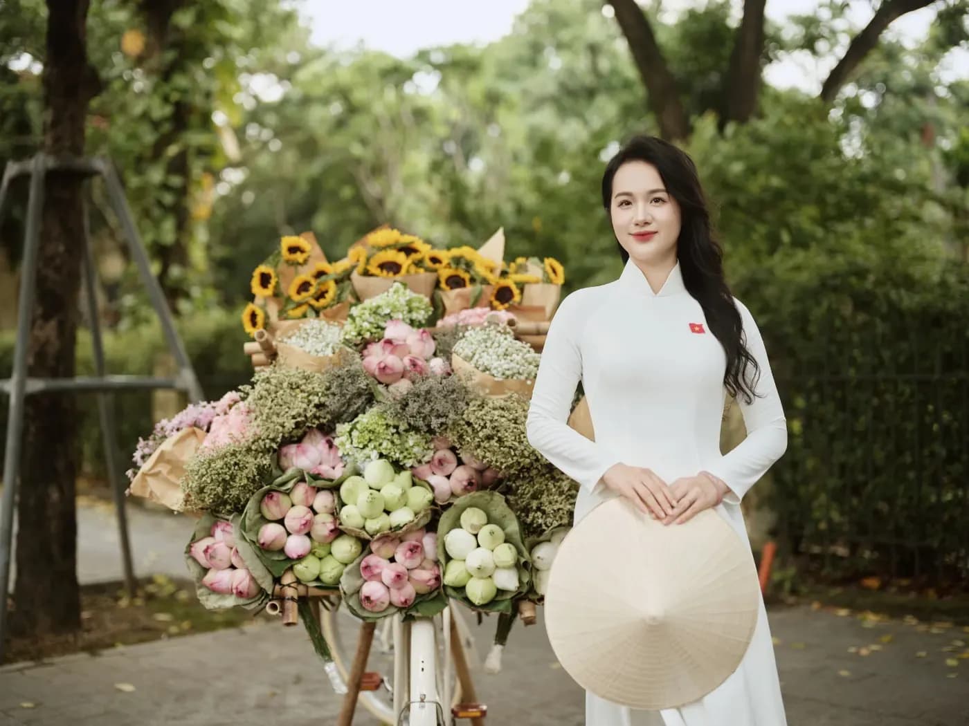 Chụp ảnh ngoại cảnh mùa thu Hà Nội cạnh xe hoa và cây xanh