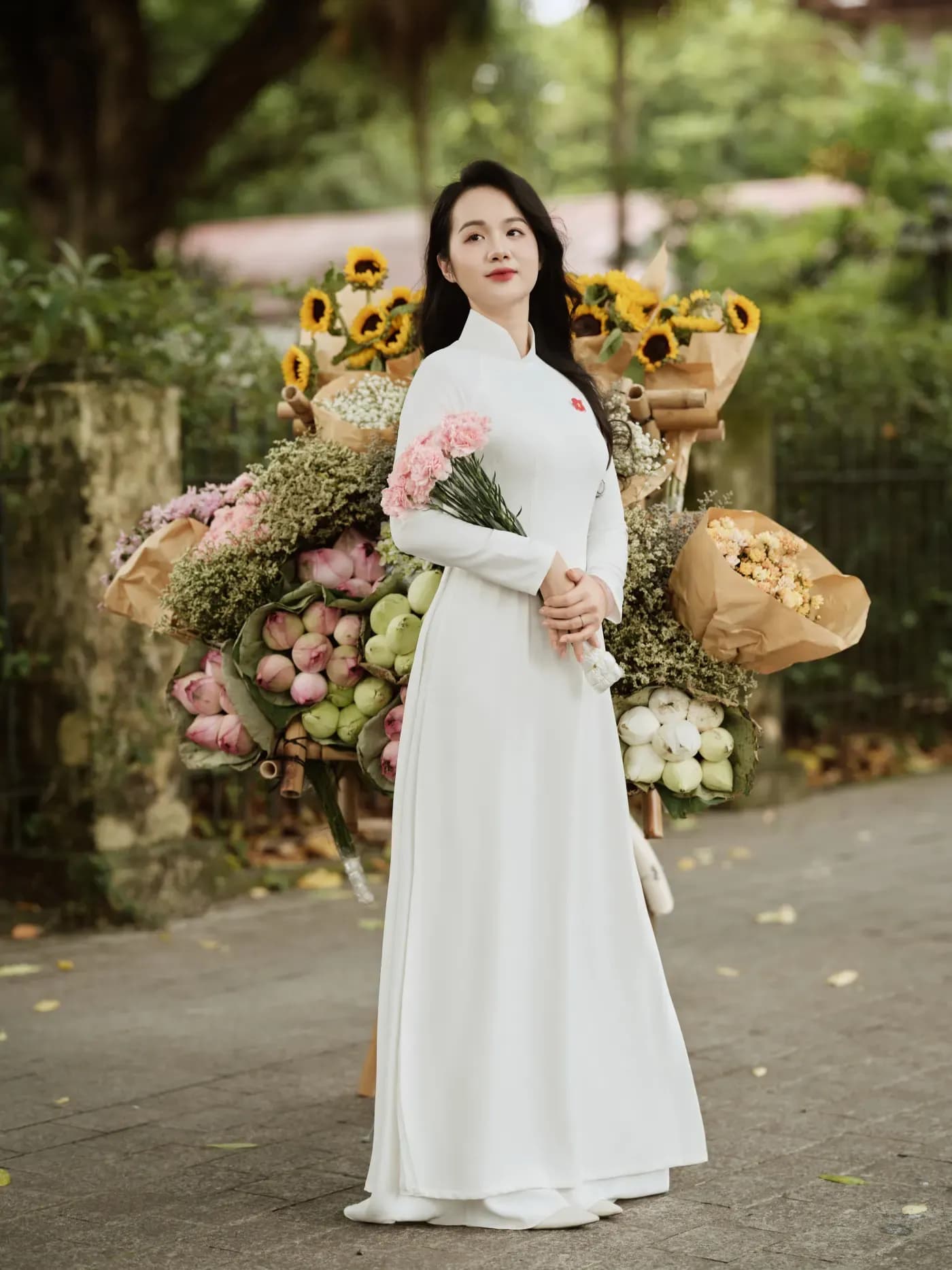 Áo dài trắng chụp tại phố Hà Nội bên xe hoa mùa thu