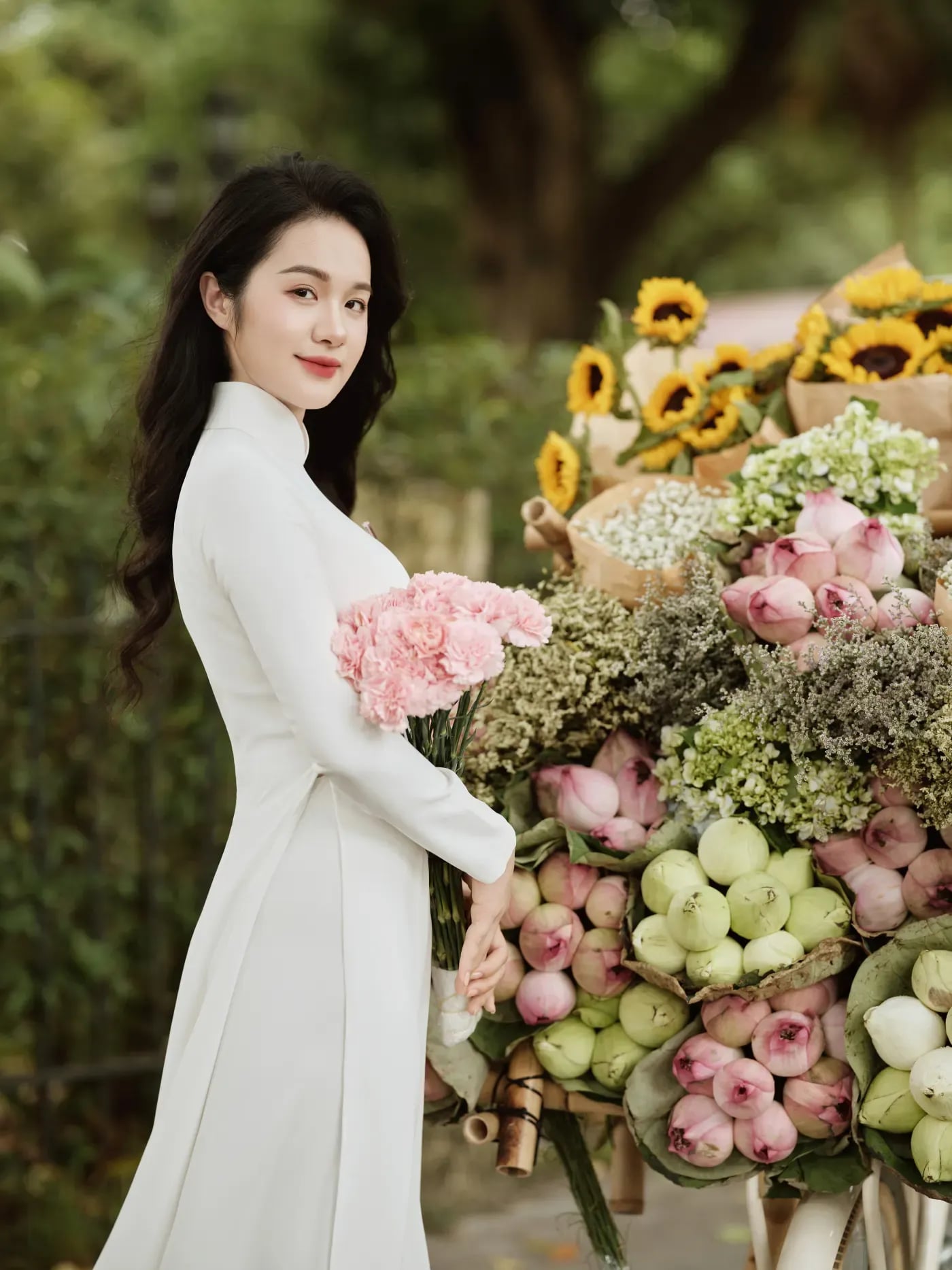 Chụp ảnh áo dài mùa thu Hà Nội với xe hoa và hàng cây