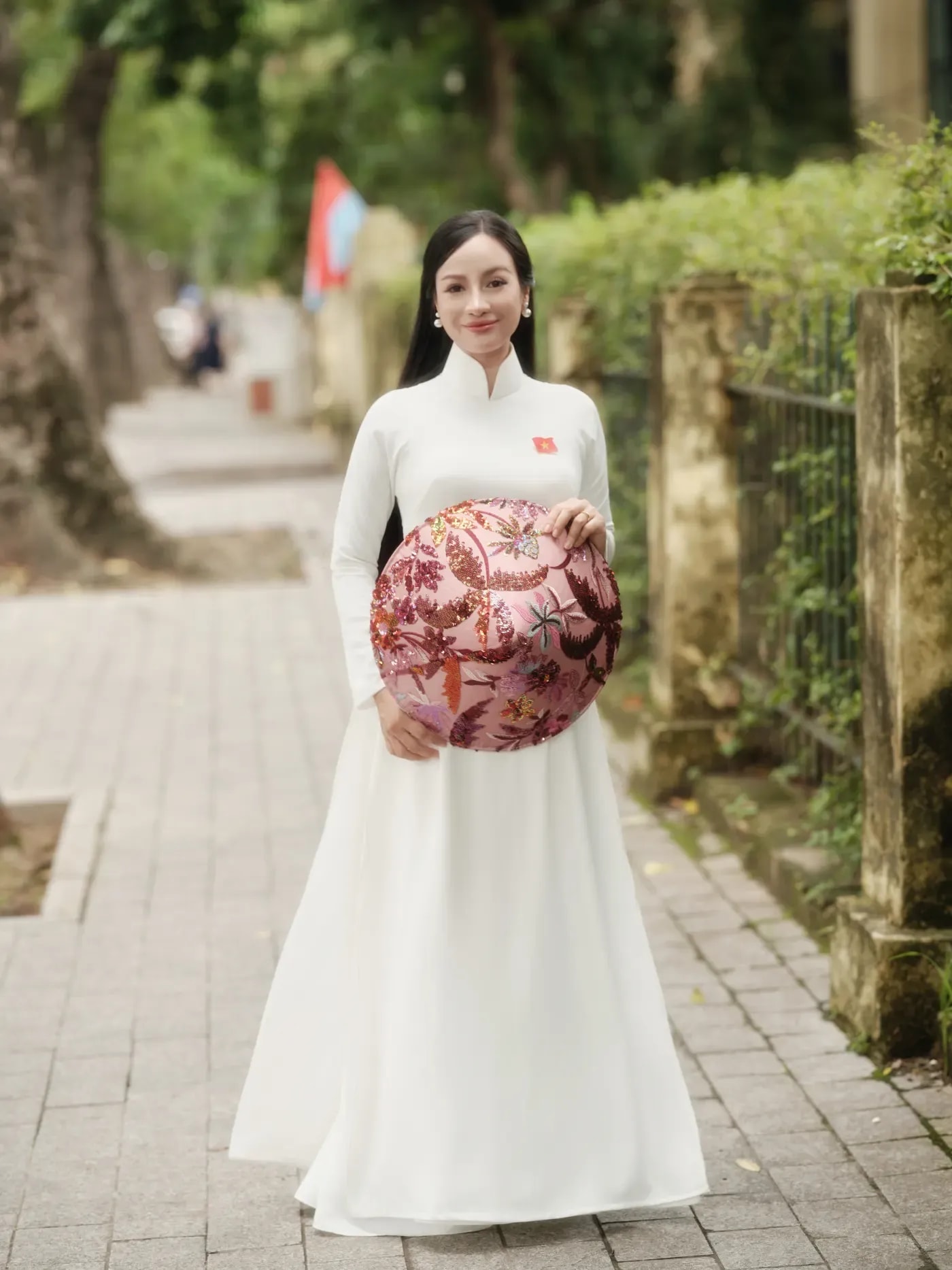 Mặc gì khi chụp ảnh mùa thu Hà Nội: áo dài, váy trắng, blazer hay khăn lụa?