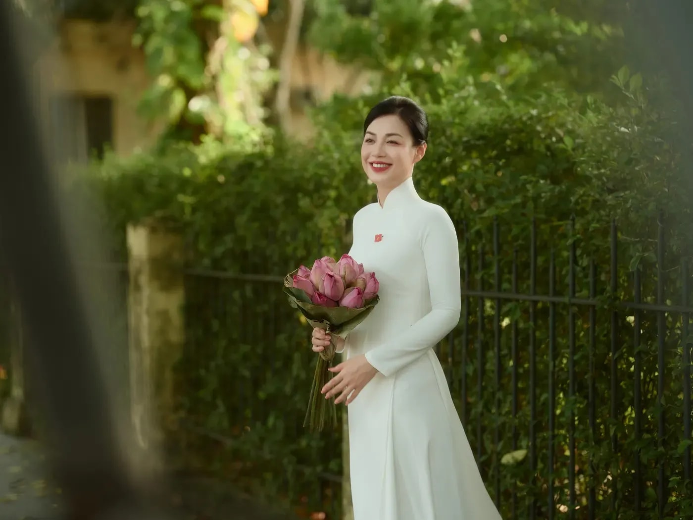Áo dài trắng trong bối cảnh cây xanh cho outfit chụp ảnh mùa thu