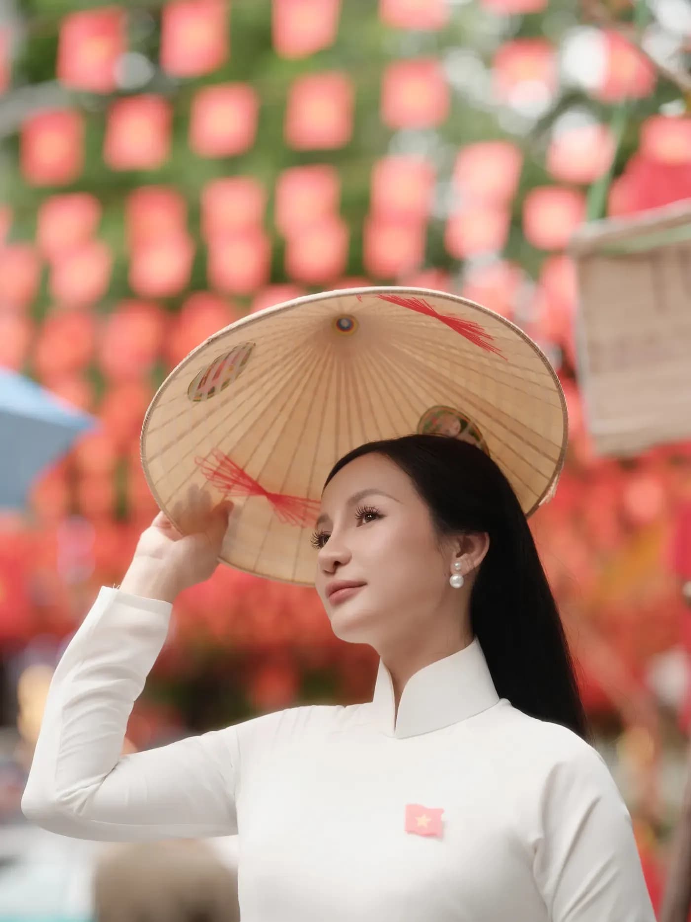 Áo dài trắng đội nón lá trong concept mùa thu Hà Nội
