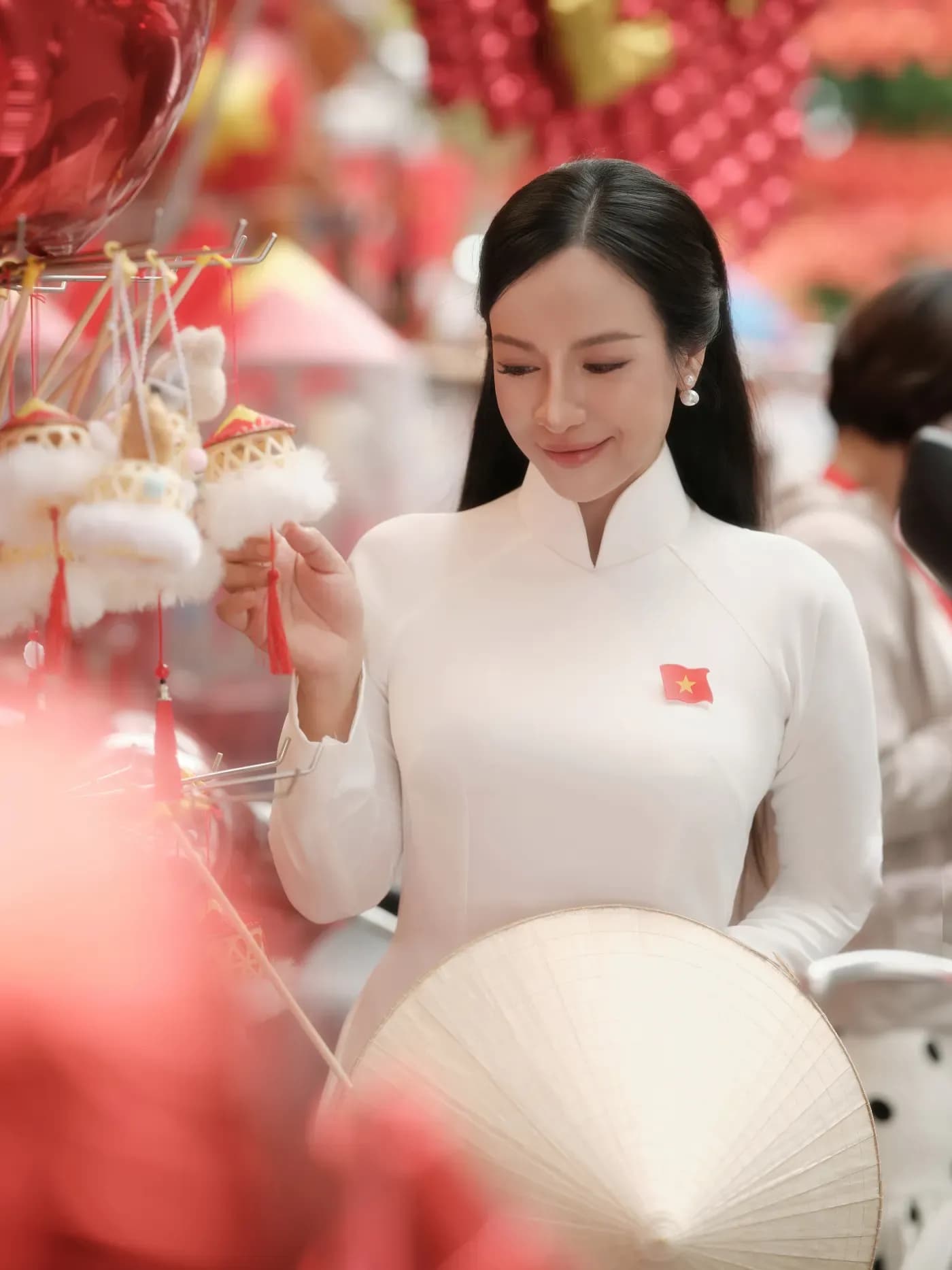 Tạo dáng áo dài trắng với nón lá trong bối cảnh Hà Nội