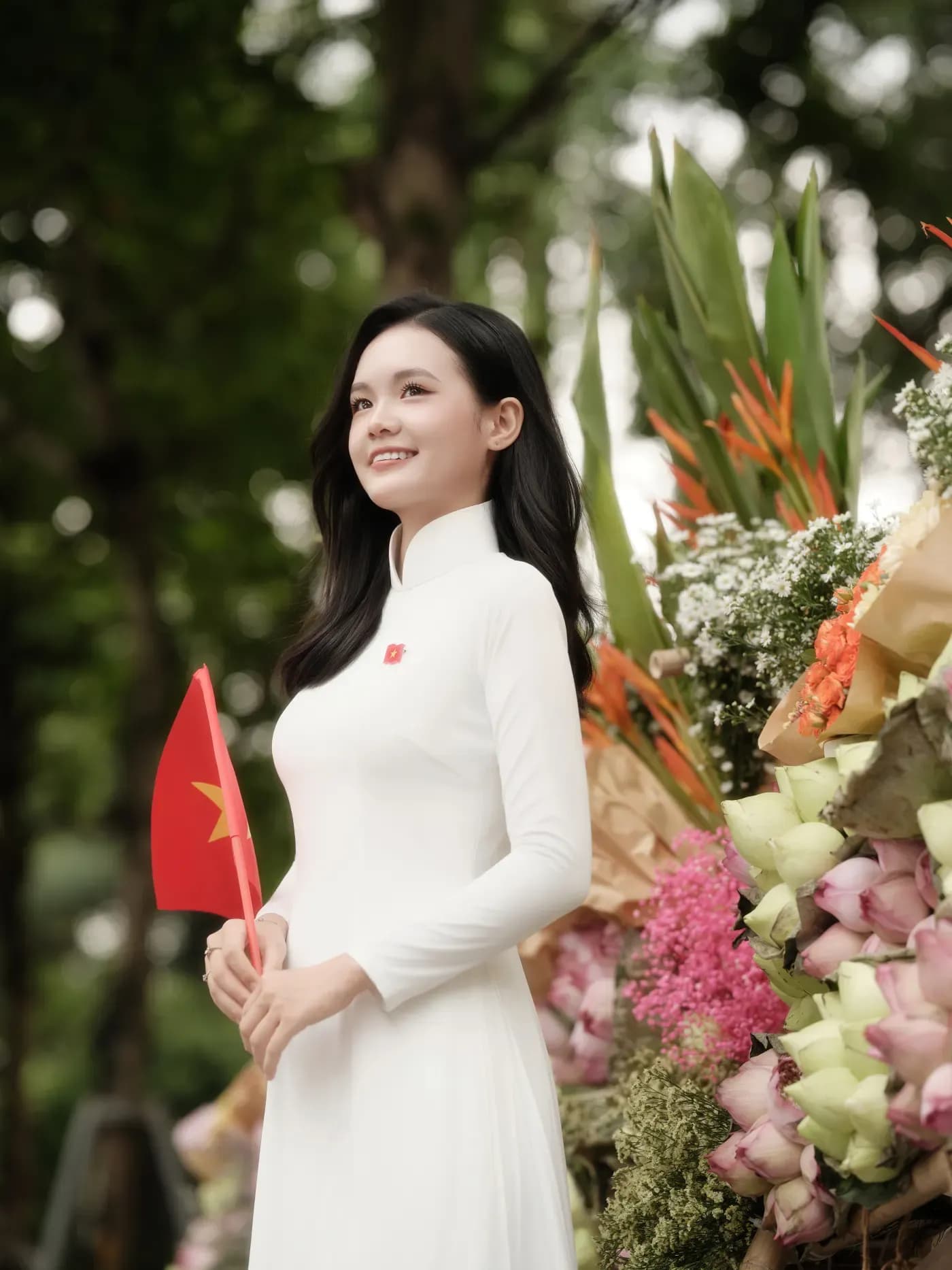 Áo dài trắng bên xe hoa với phụ kiện cờ đỏ ở Hà Nội