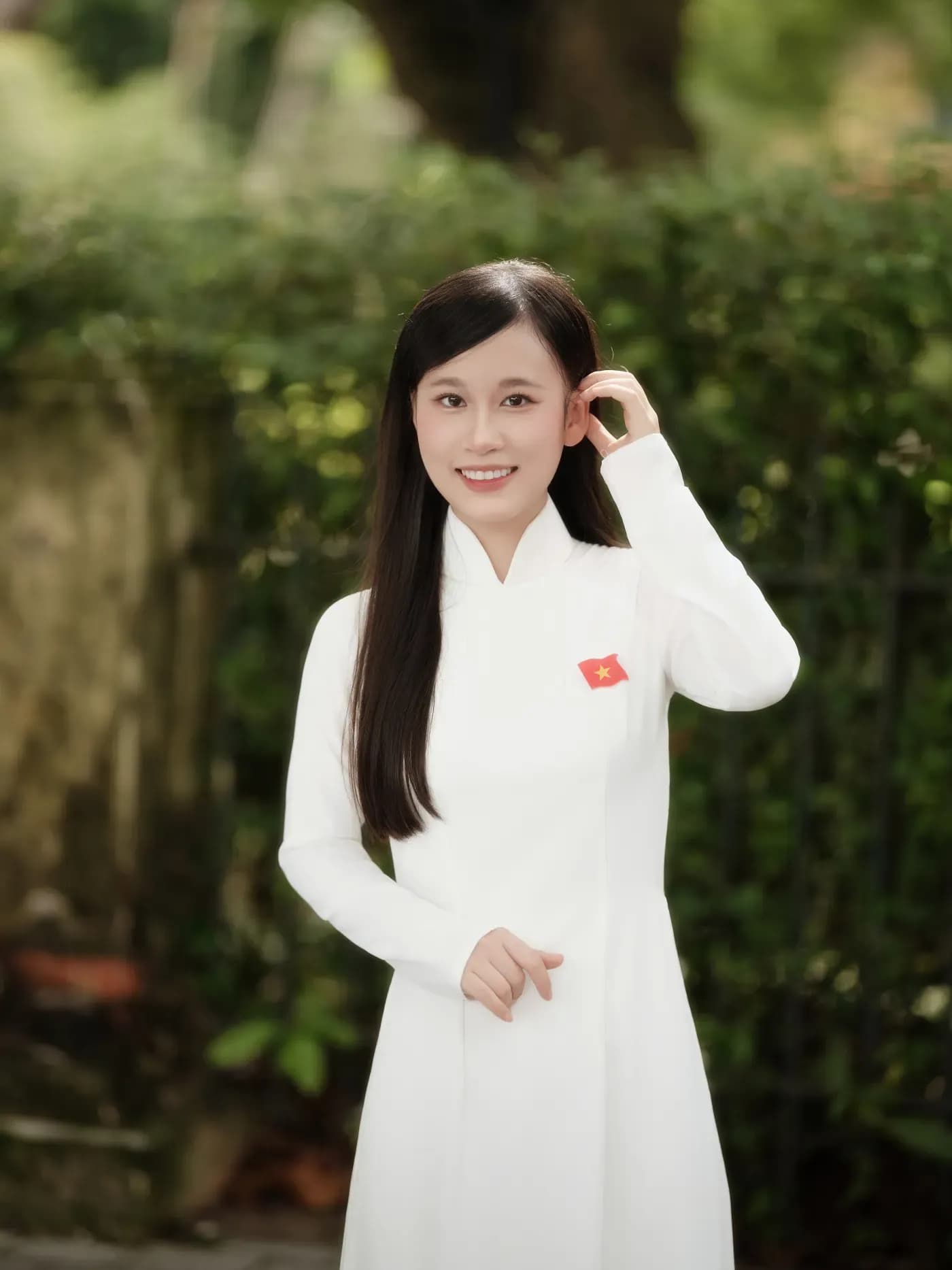 Chụp ảnh áo dài mùa thu Hà Nội: cách chọn màu áo, makeup và dáng chụp không bị sến