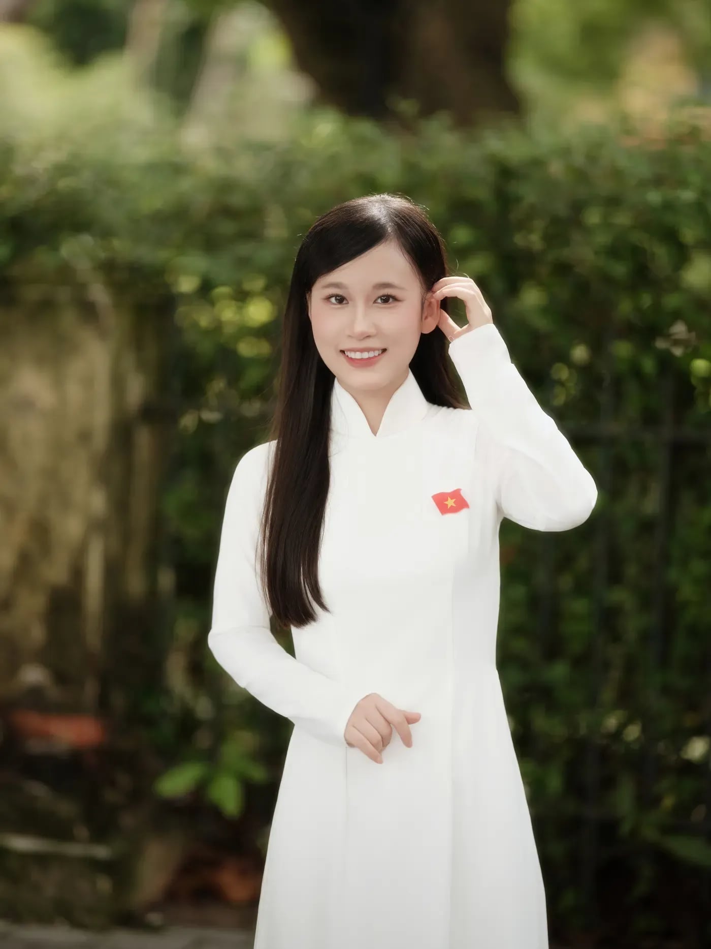 Chụp ảnh áo dài trắng mùa thu Hà Nội với dáng đứng thanh lịch