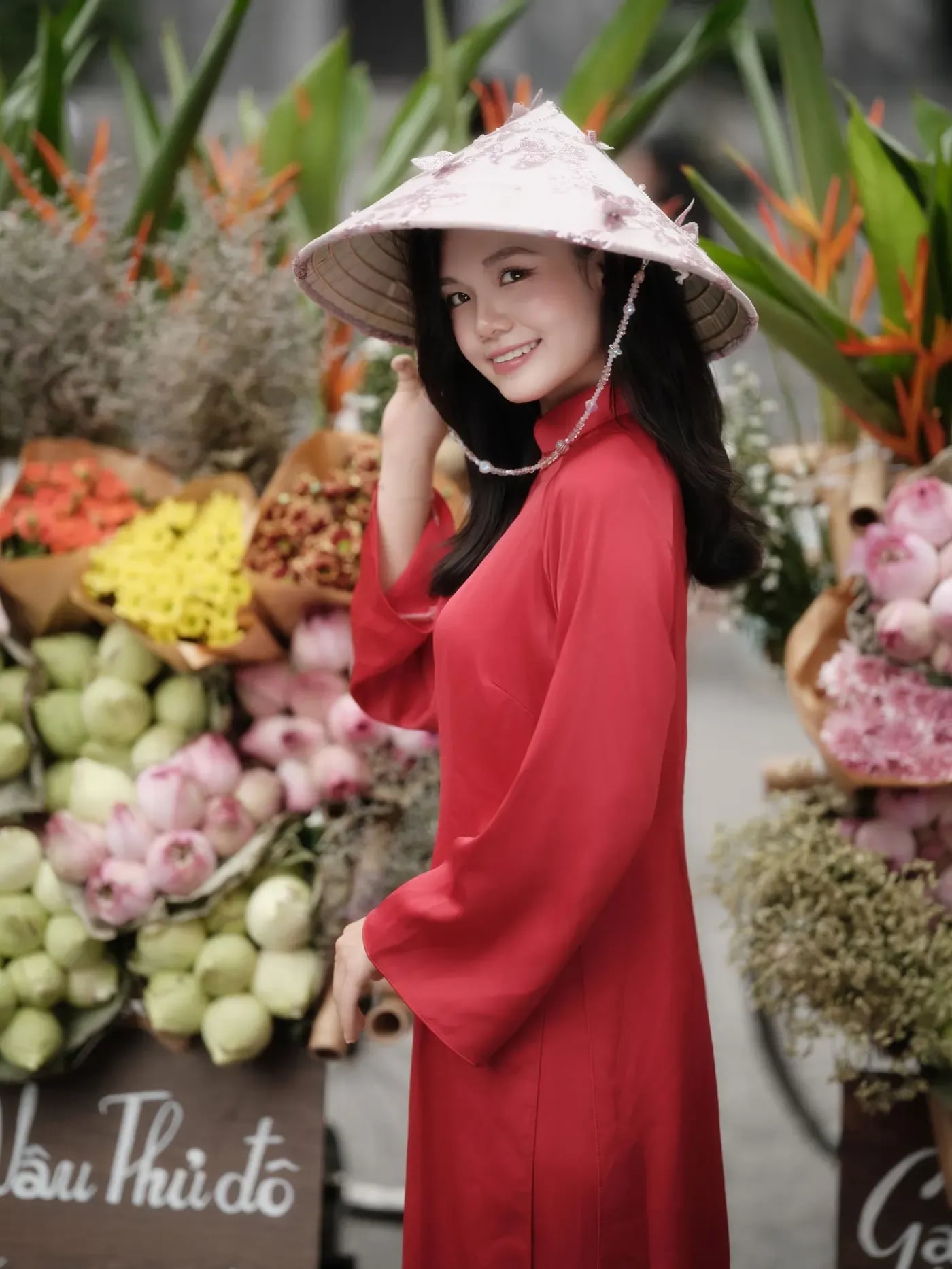 Áo dài đỏ chụp ảnh nàng thơ bên hoa mùa thu Hà Nội