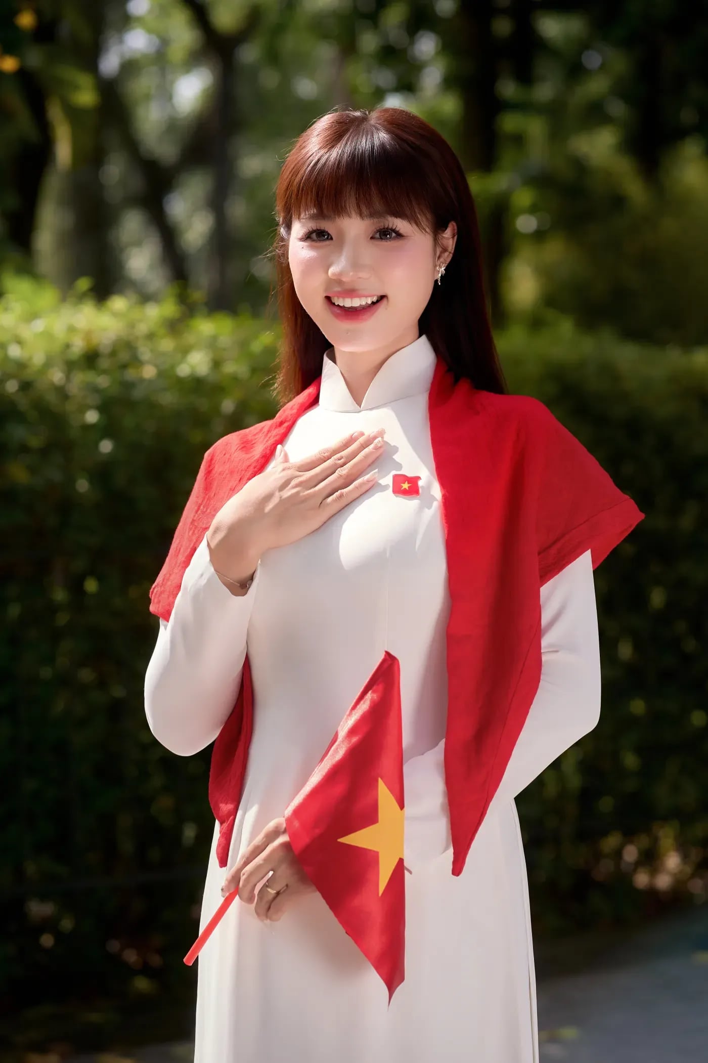 Chụp ảnh nàng thơ áo dài trắng bên hoa trong ánh sáng tự nhiên