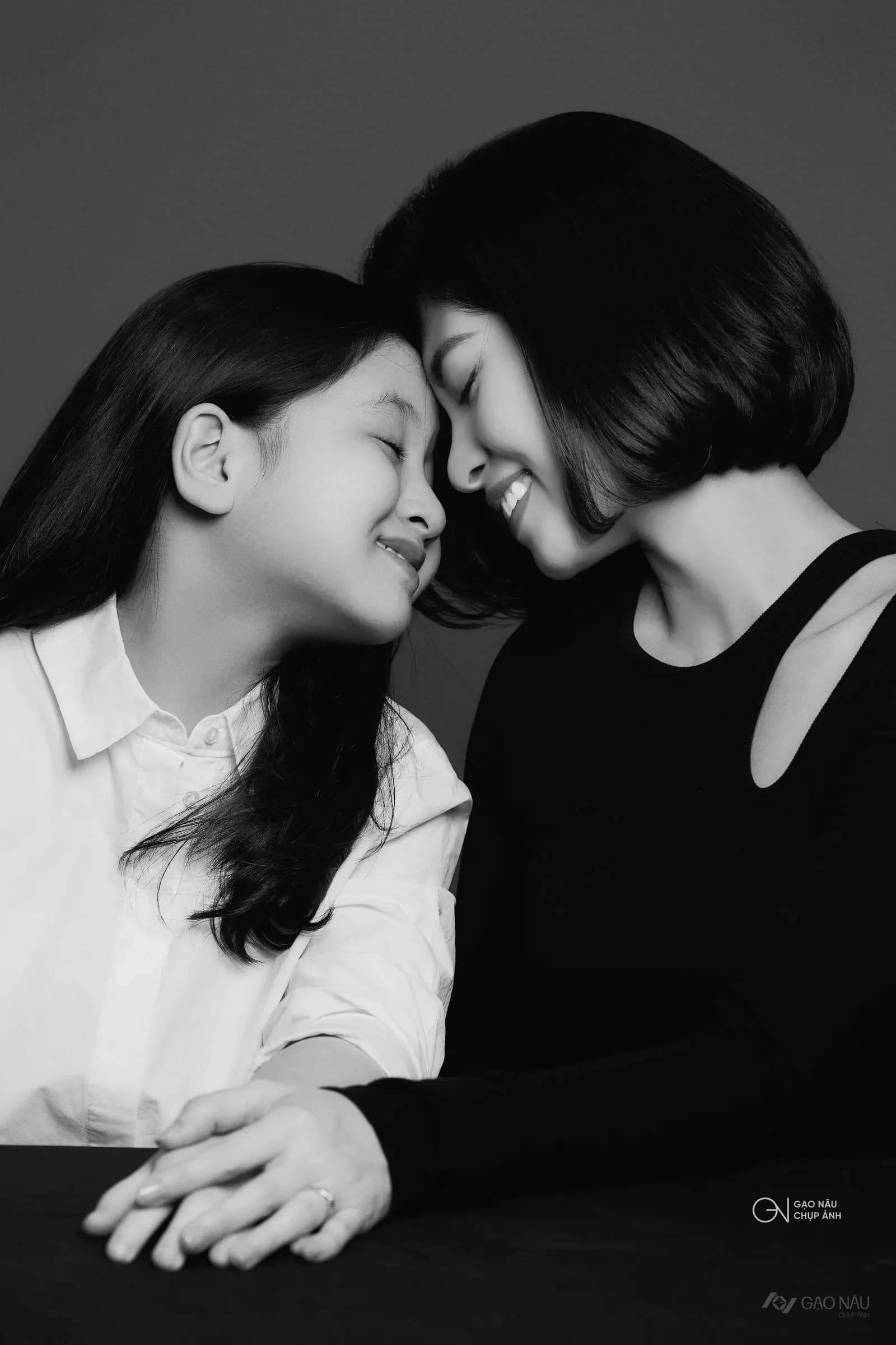 Khoảnh khắc mẹ và con kề đầu — bộ ảnh gia đình đen trắng tại Gạo Nâu