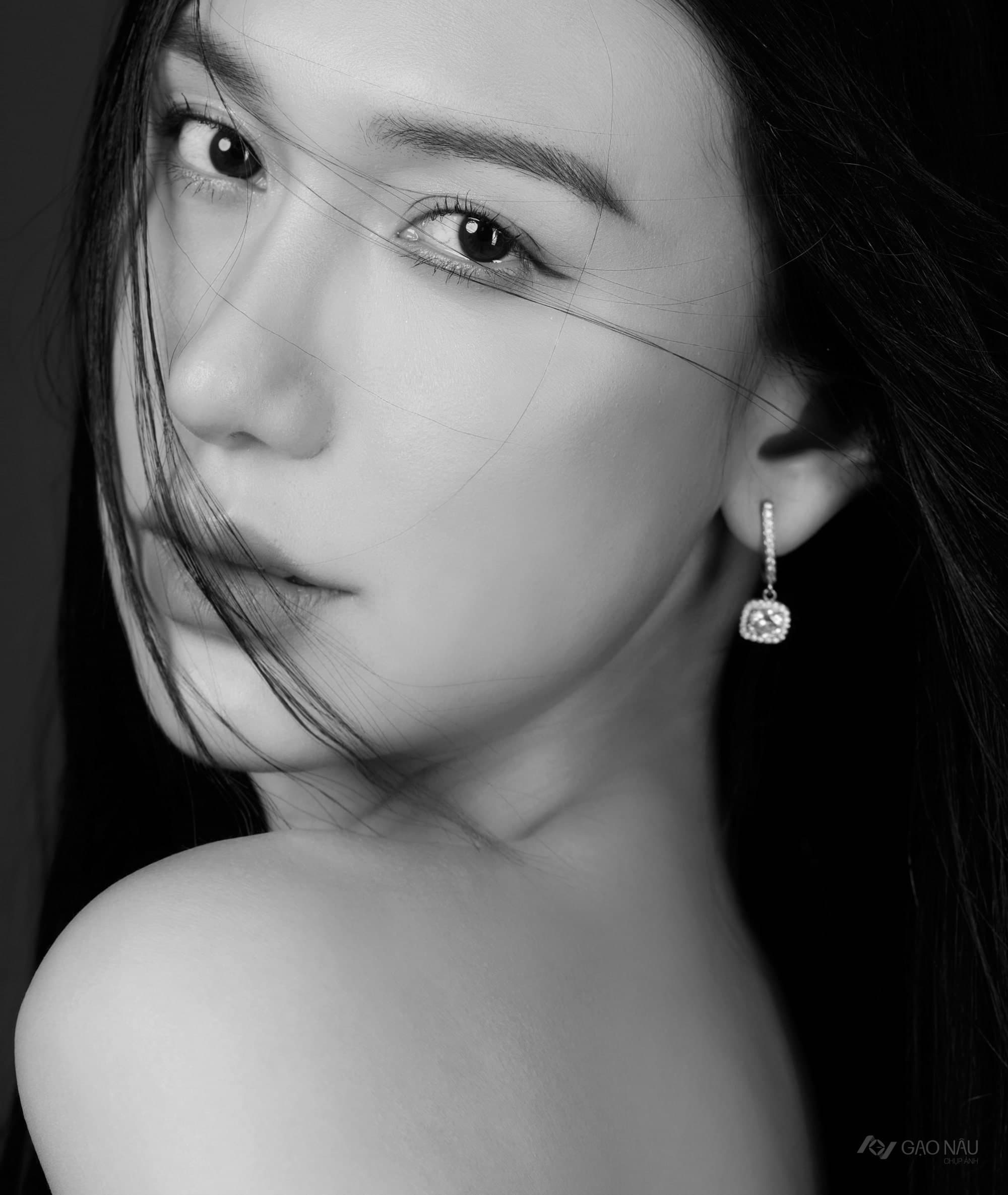 Chụp chân dung đen trắng: Concept signature tại Gạo Nâu Studio — khung 4