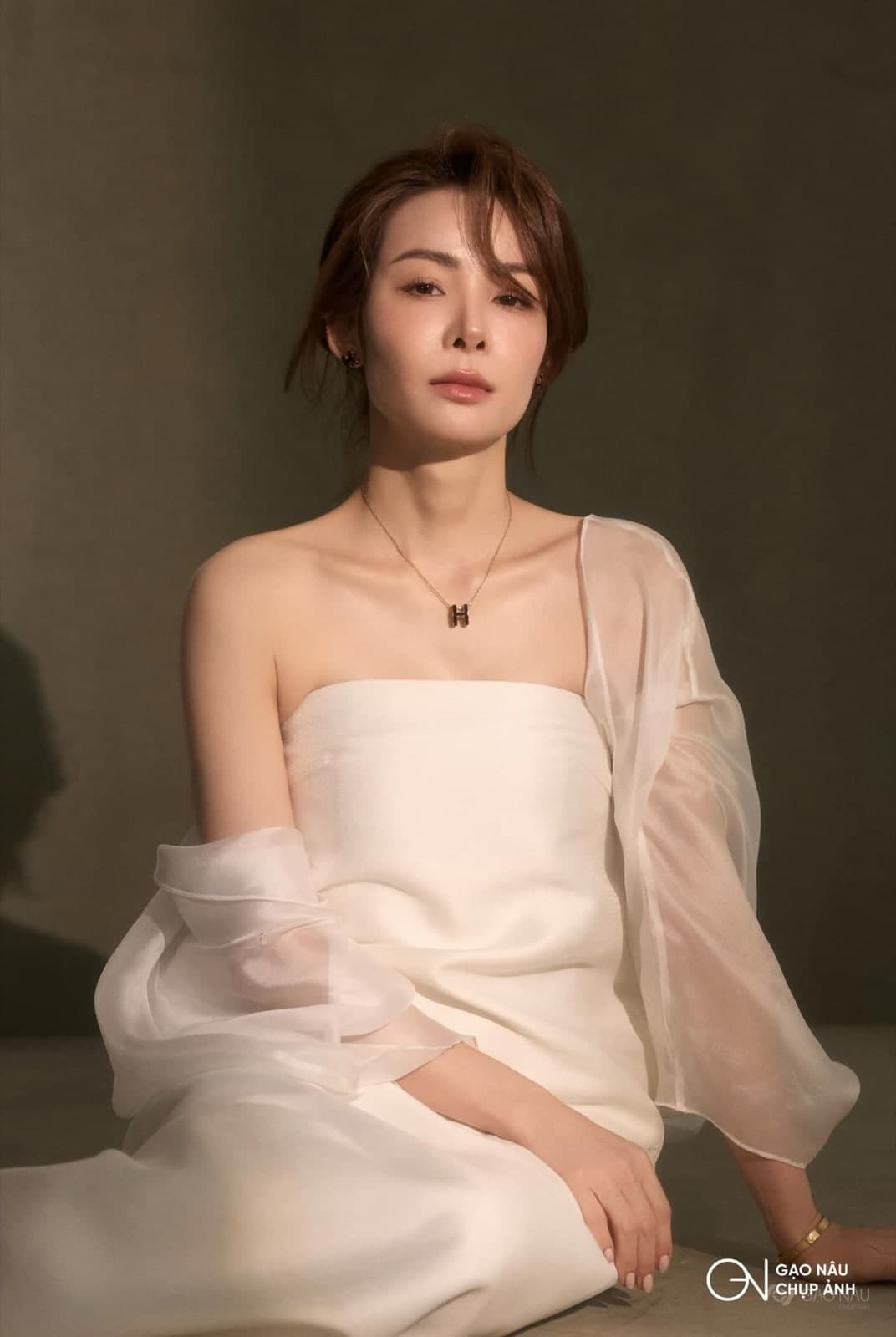 Cá nhân Trầm Khuê — Chân dung (góc 3)