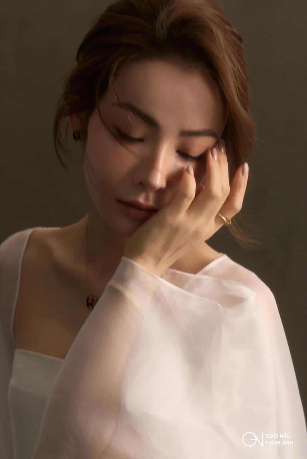 Cá nhân Trầm Khuê — Chân dung (góc 5)
