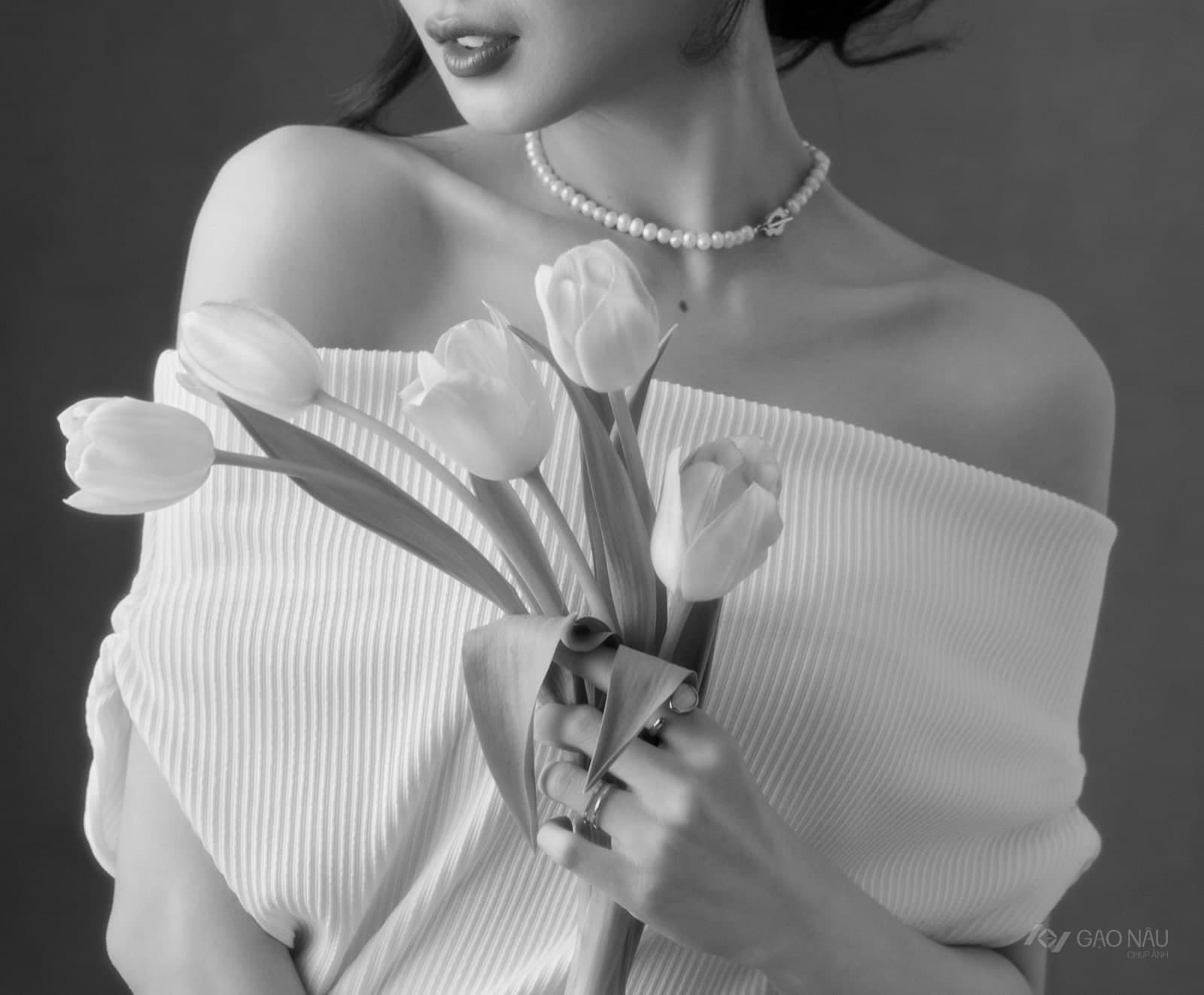 Cá nhân Tulip Rouge — Chân dung (góc 6)
