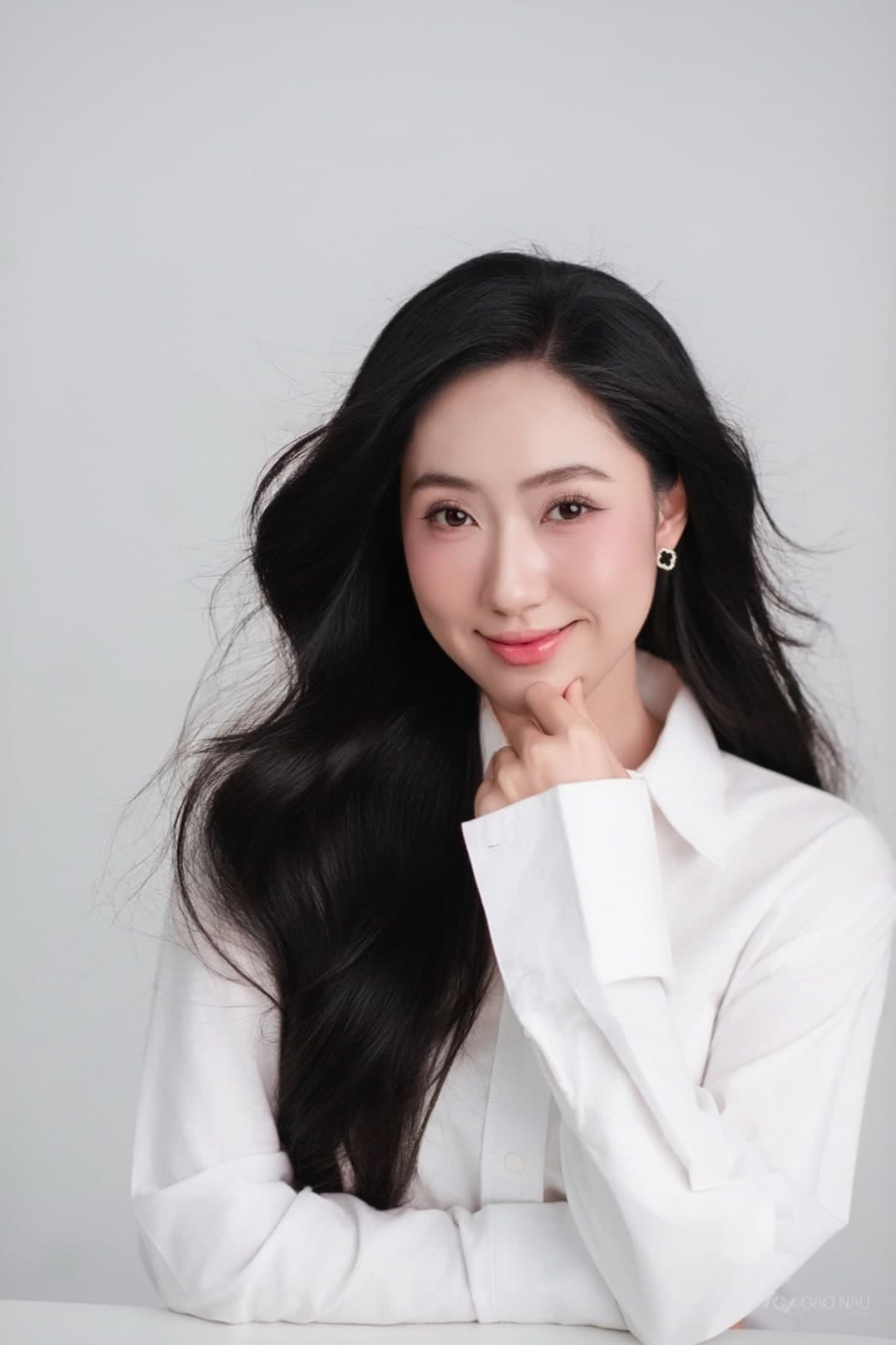 Cá nhân White Essence — Chân dung (góc 4)