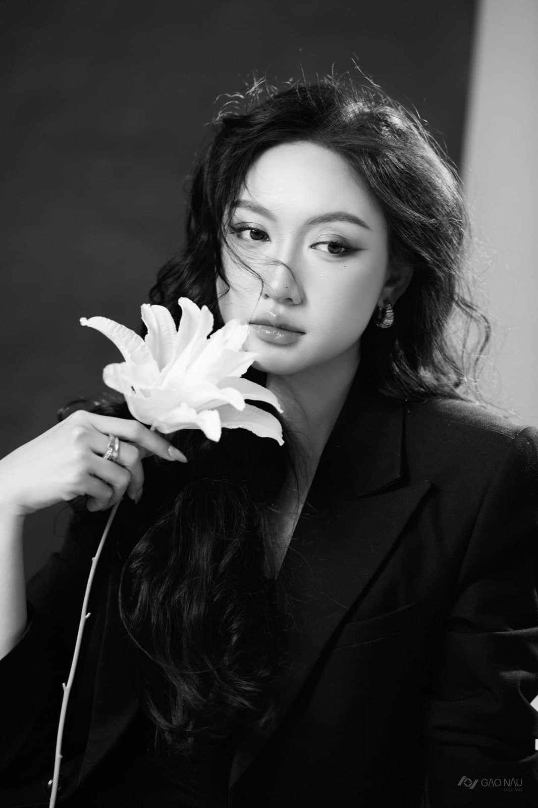 Concept mới 26 Huyền Kim — Chân dung (góc 35)