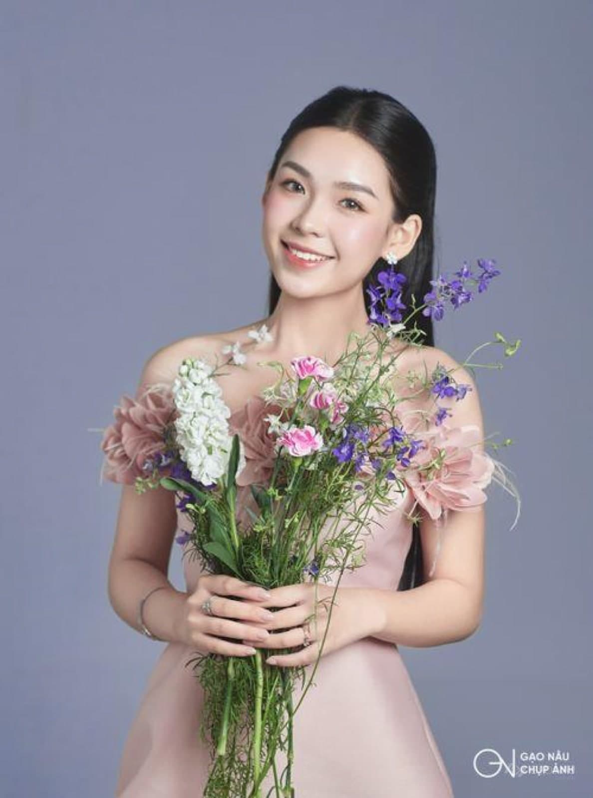 EM VÀ HOA TONE LẠNH — Chân dung
