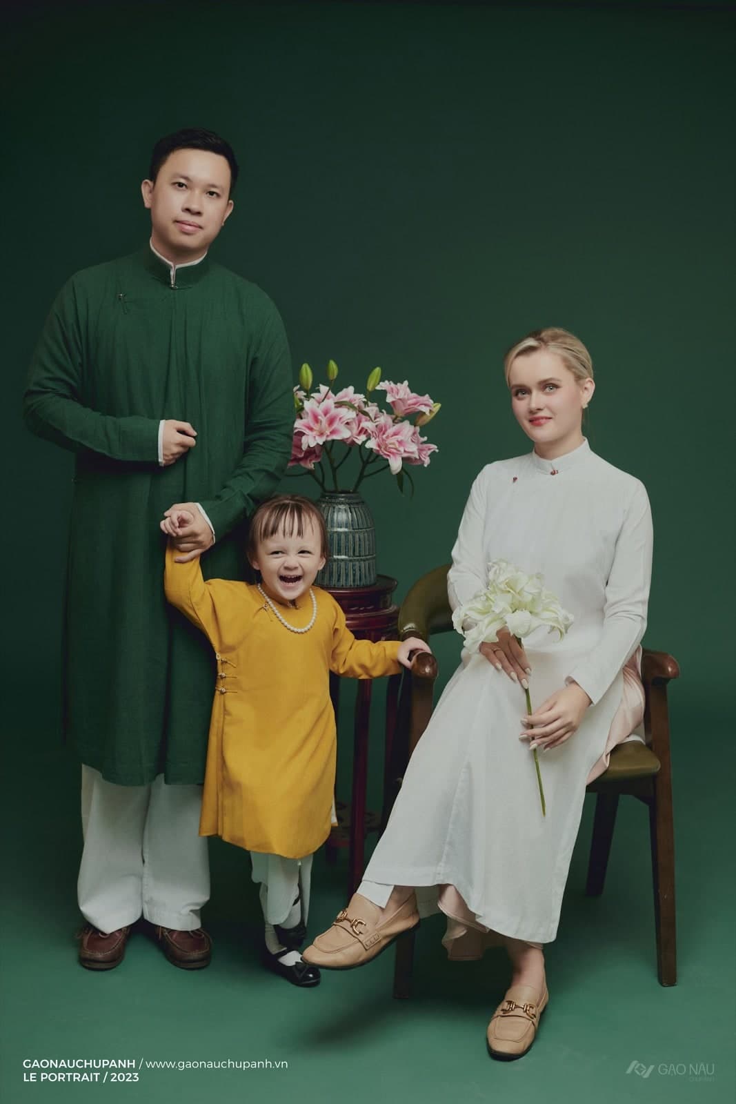 Back xanh đậm — Gia đình tại Gạo Nâu