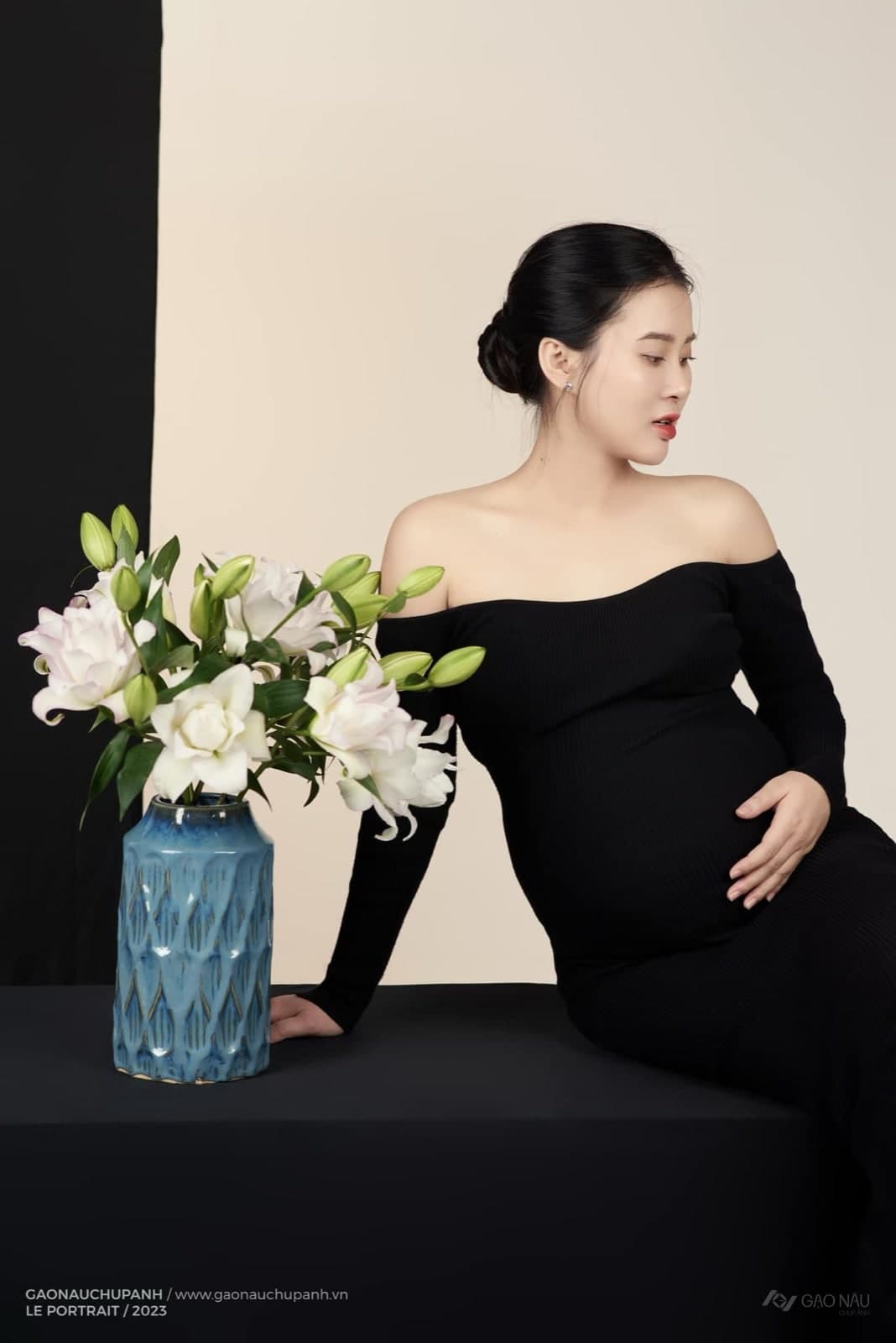 BẦU HOA LY-AP17 — Mẹ và con