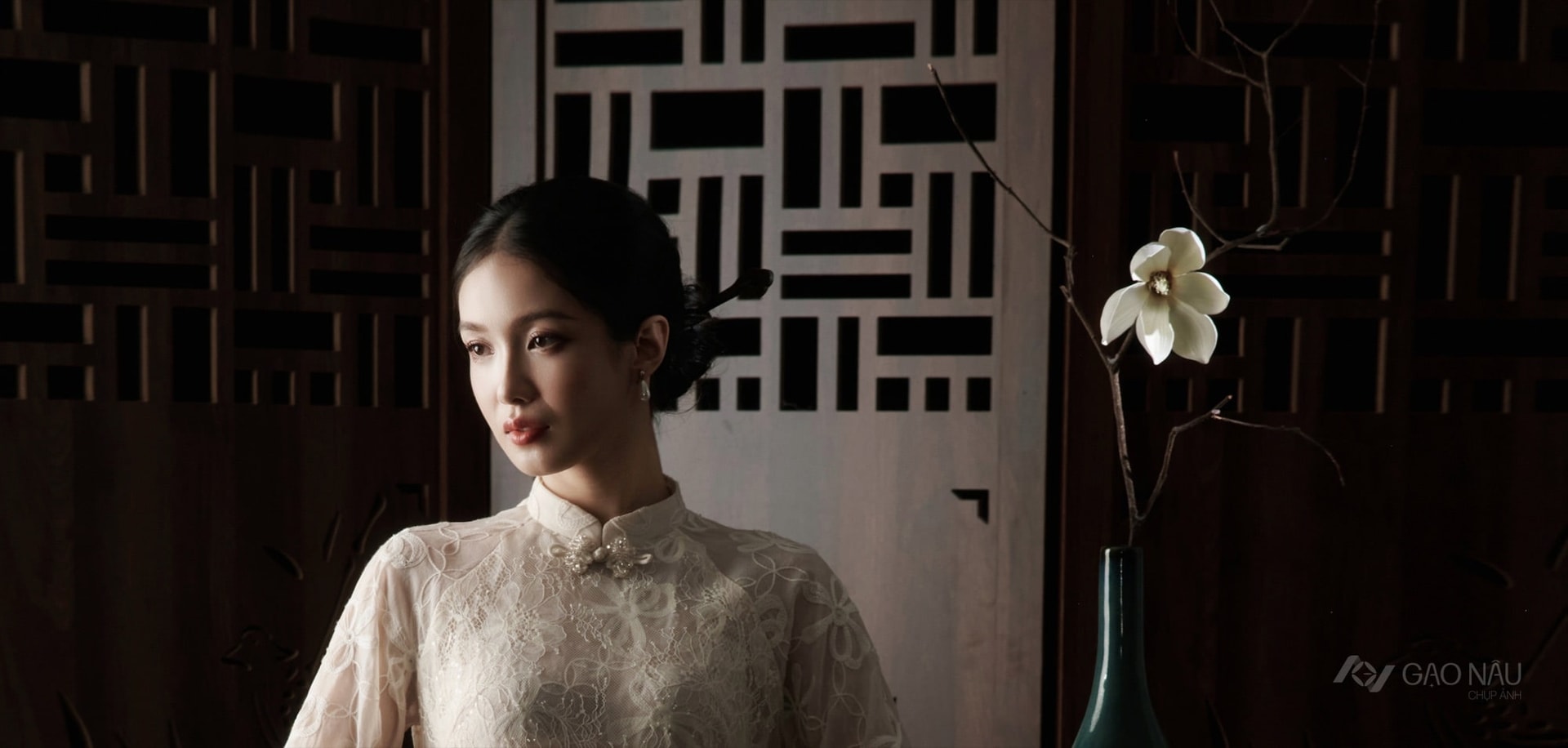 "Áo dài ánh trăng" — Khi áo dài Việt gặp ánh sáng đêm tối