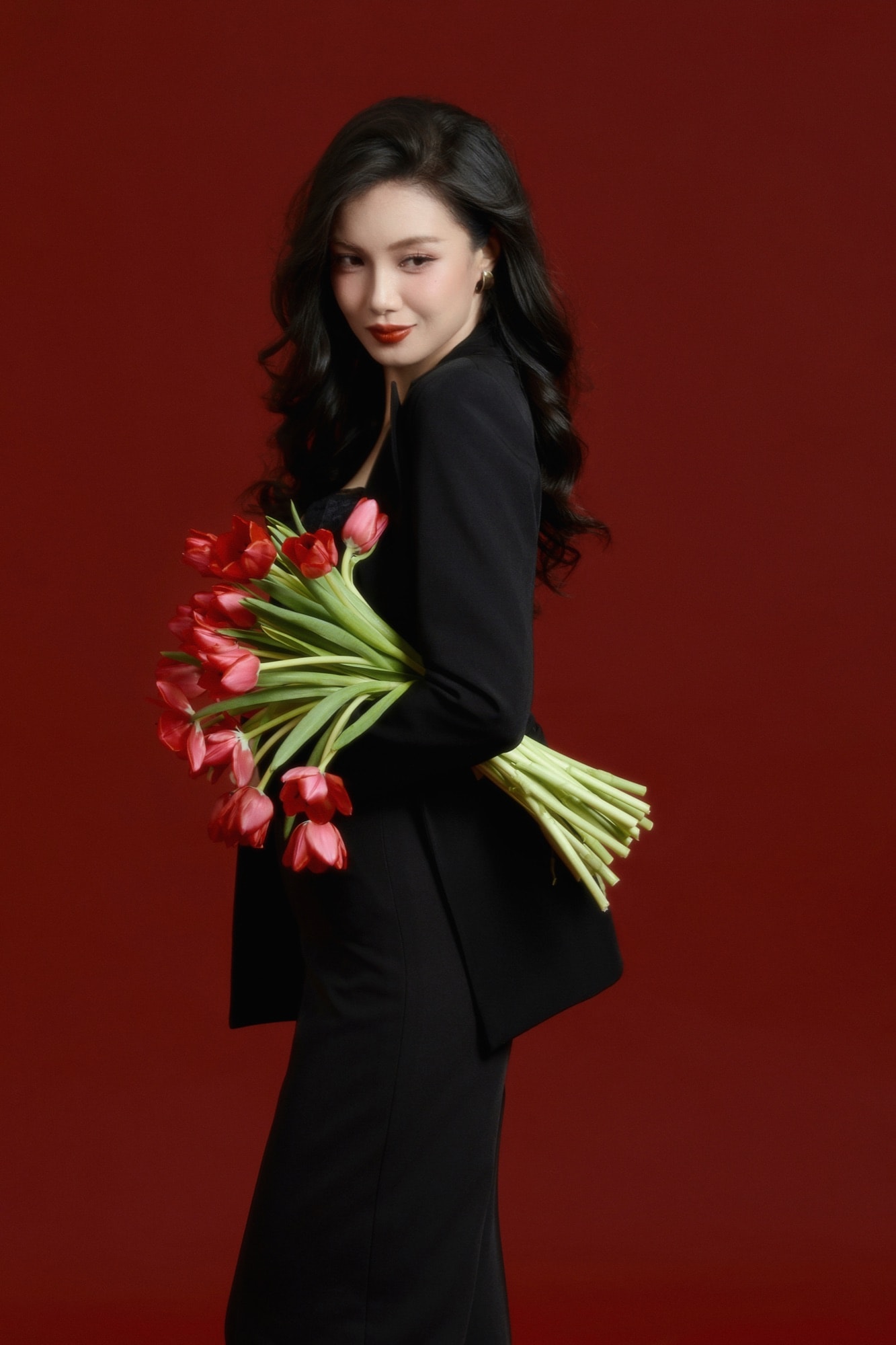 Concept "Đỏ đằm thắm" — Khi một màu làm nên cả câu chuyện chân dung — khung 2