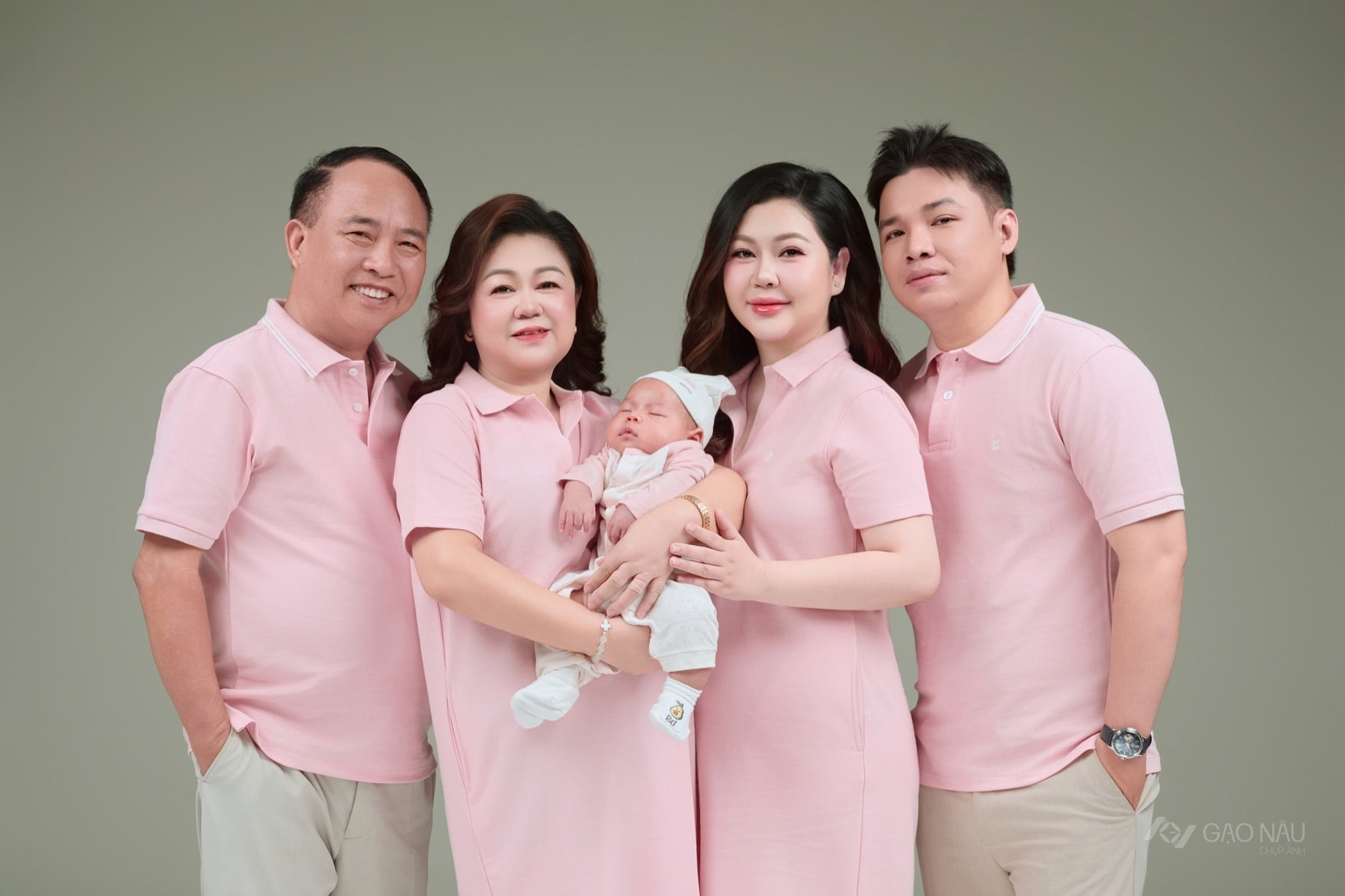 "Gia đình Tài Phú Sung Túc" — Concept chụp ảnh gia đình sang trọng cho ngày Tết và kỷ niệm — ảnh 1