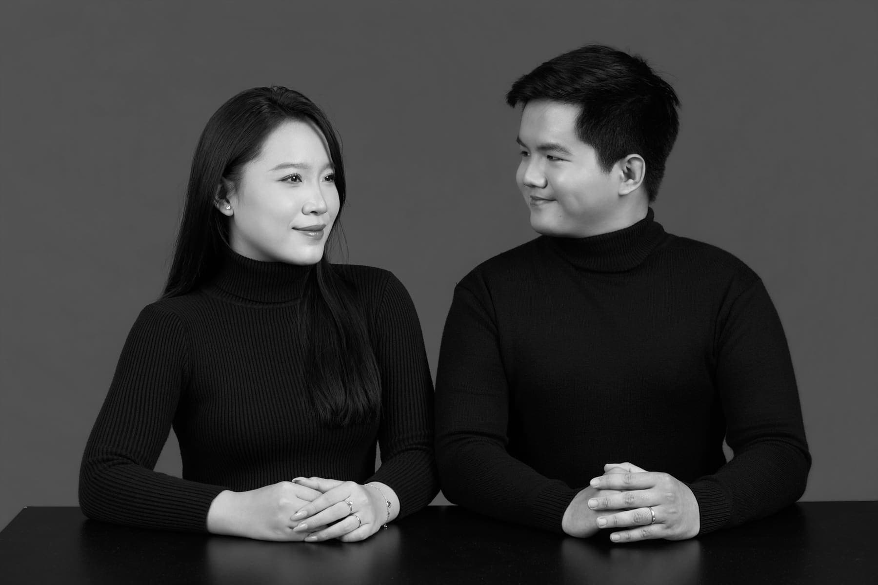 Vợ chồng Bích Trâm ngồi cạnh nhau, nhìn nhau cười nhẹ, một dấu mốc hai năm sau ngày cưới