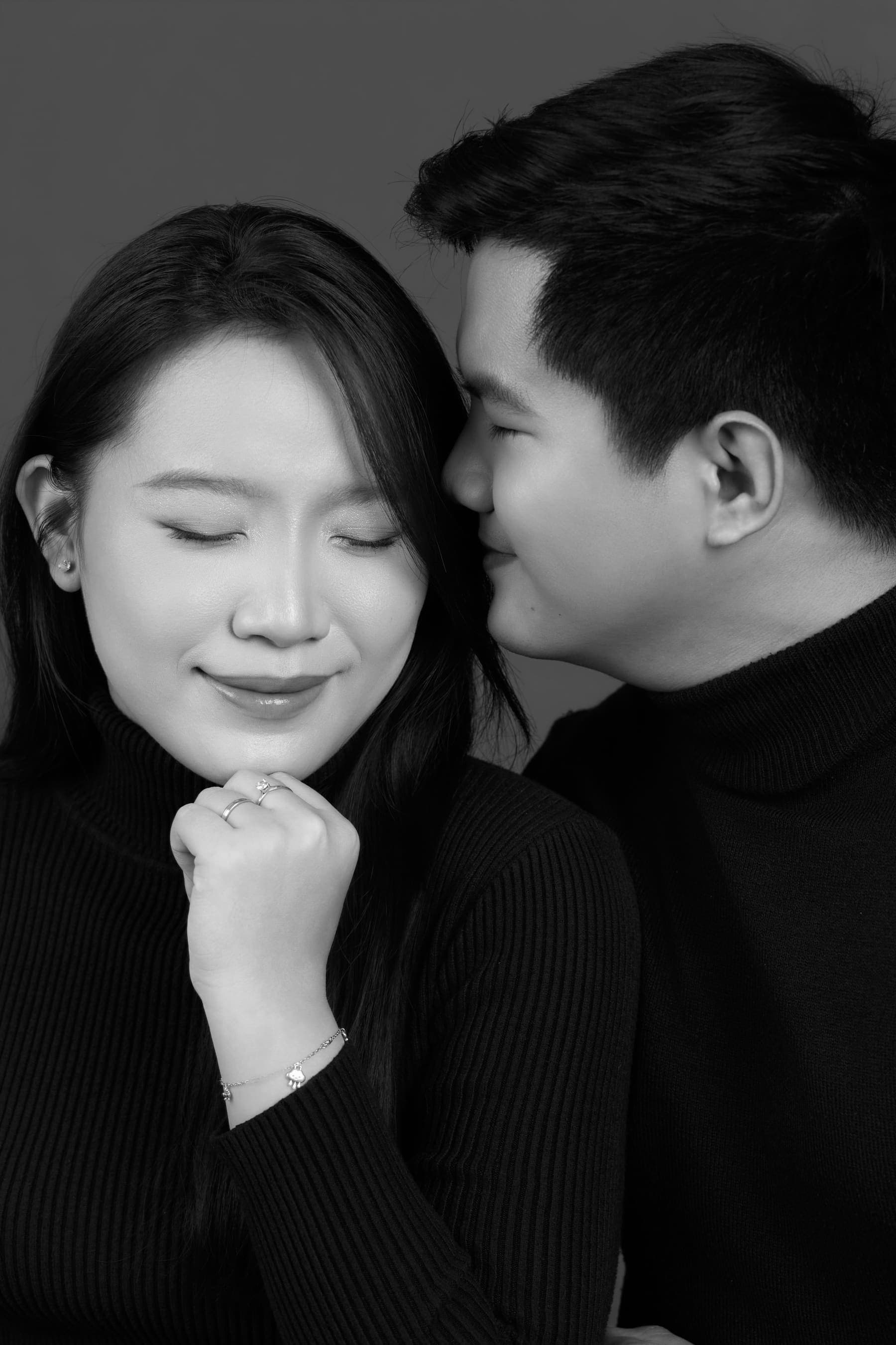 Bích Trâm tựa đầu vào vai chồng, gương mặt dịu lại, một khoảnh ấm áp của đời sống vợ chồng thường ngày