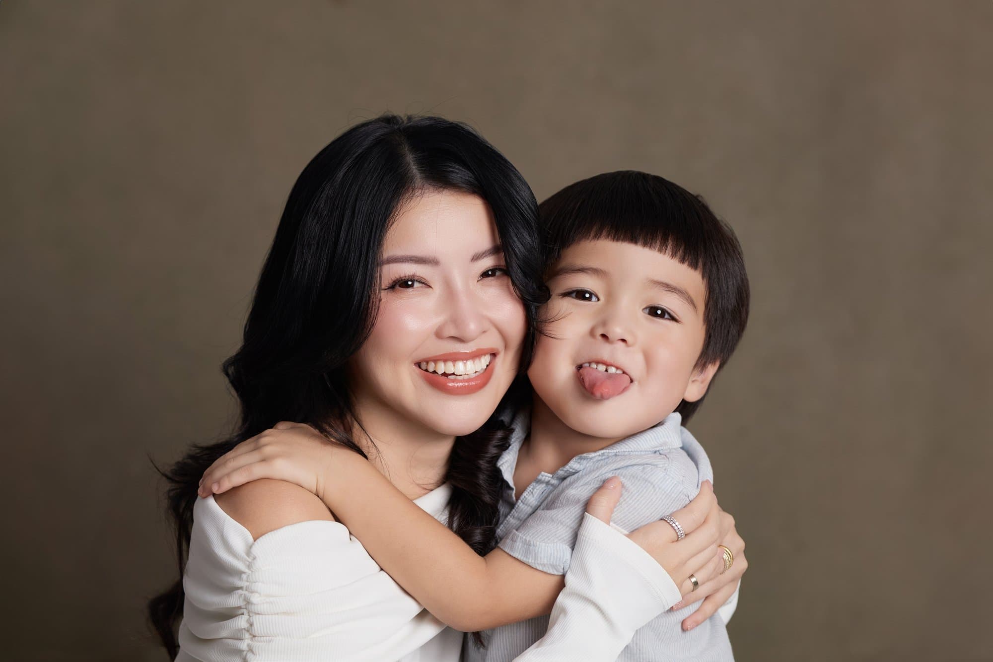 Bên cạnh một bàn tay nhỏ