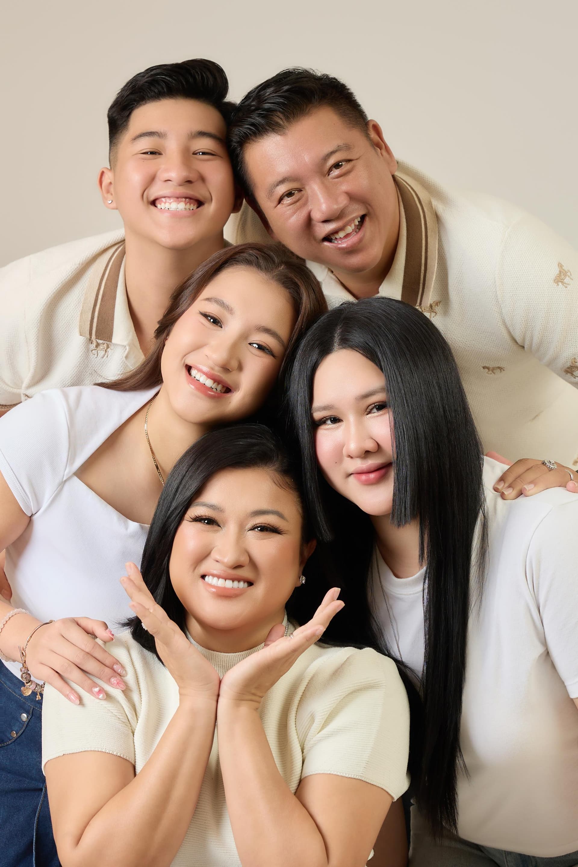 Năm người trong gia đình áp sát nhau cười, một khoảnh khắc gần gũi của tình thương thường ngày