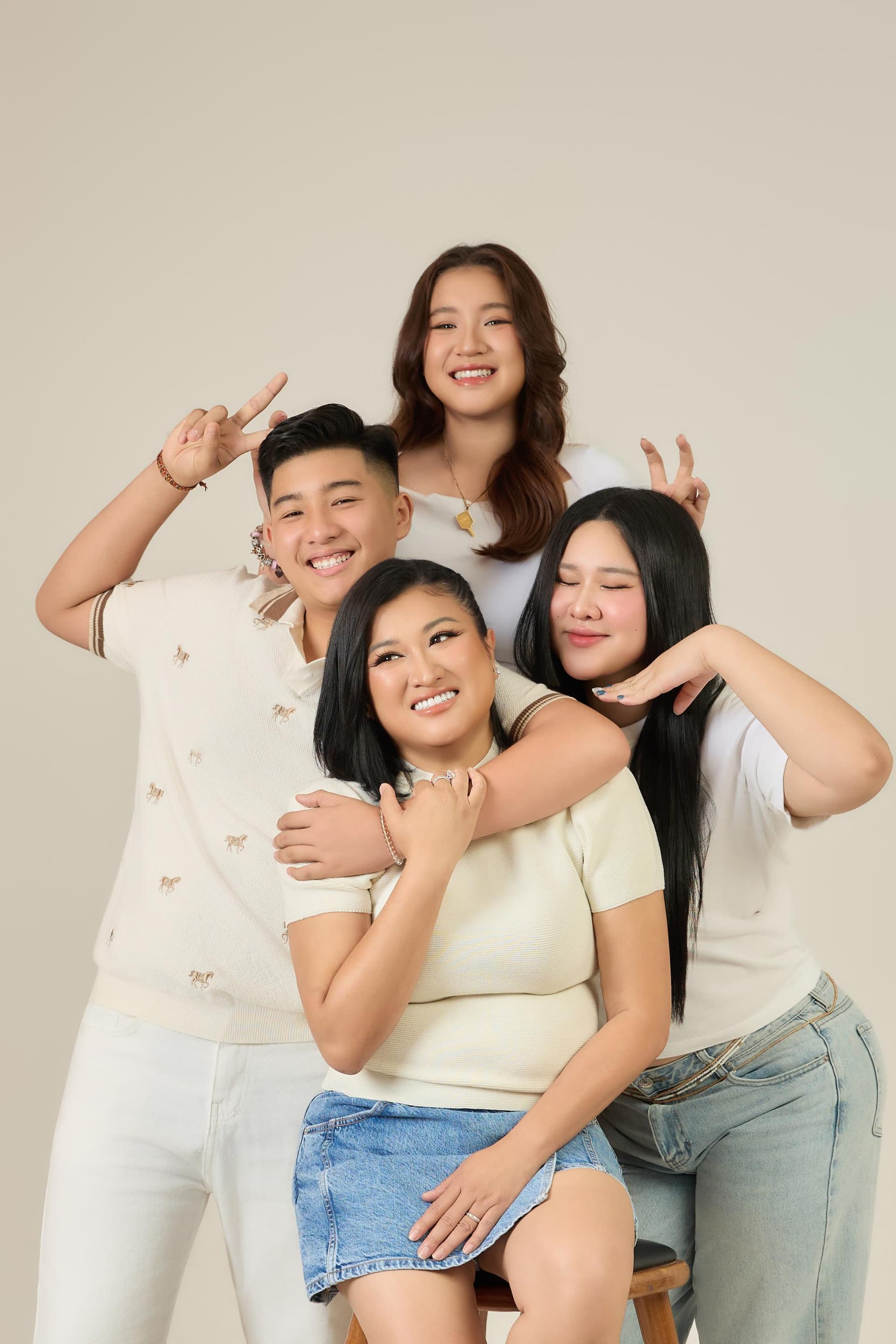 Cả nhà năm người ngồi và đứng cạnh nhau, những tiếng cười quen nằm trong cùng một khung hình