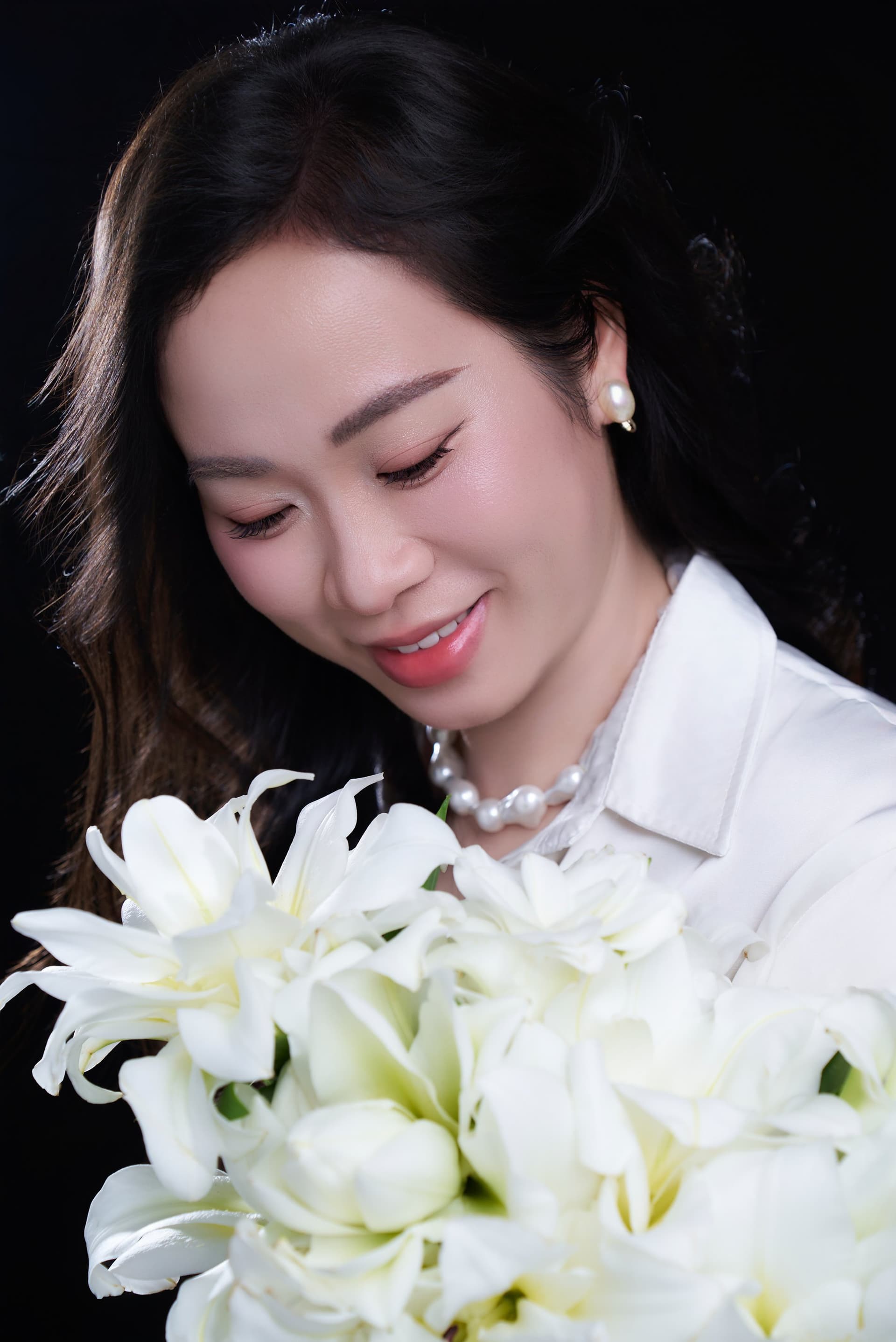 Cô giáo dạy nấu ăn mỉm cười ấm áp và rạng rỡ trong chiếc áo sơ mi trắng tinh tế