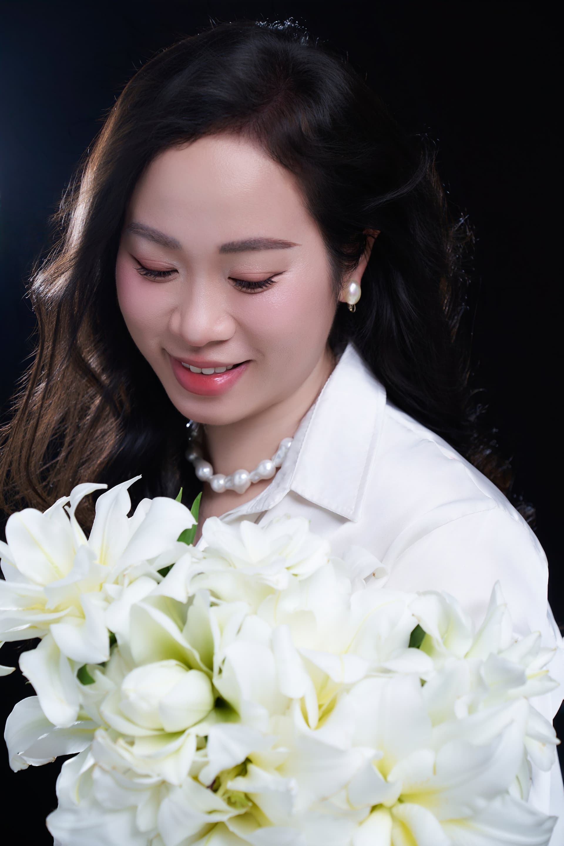 Góc nghiêng suy tư dịu dàng của chị Ngọc, đôi mắt nhìn xuống đong đầy cảm xúc