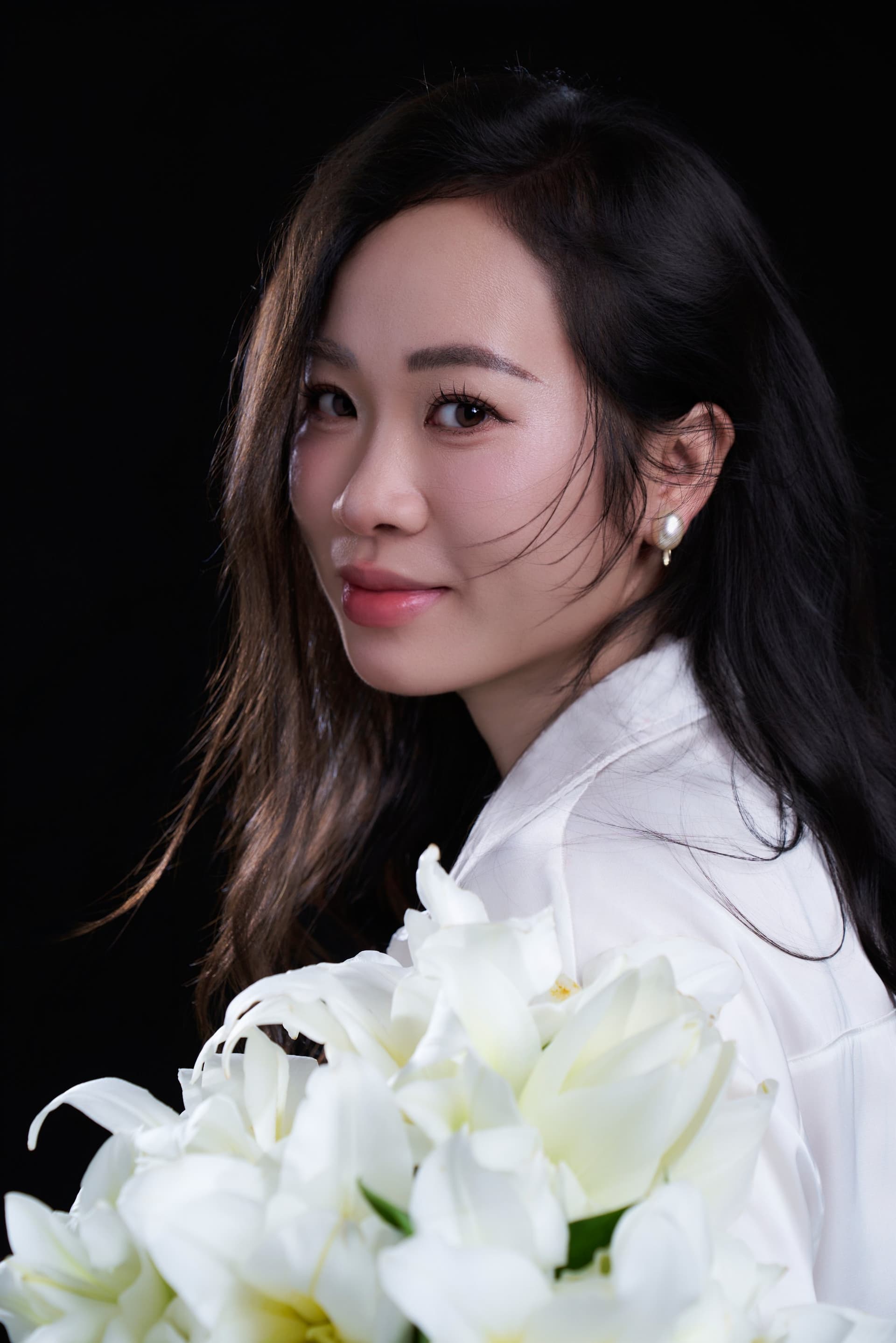 Chân dung chị Ngọc đứng nghiêng mỉm cười nhẹ dịu dàng, toát lên vẻ sạch sẽ, ngăn nắp và vừa đủ ấm áp