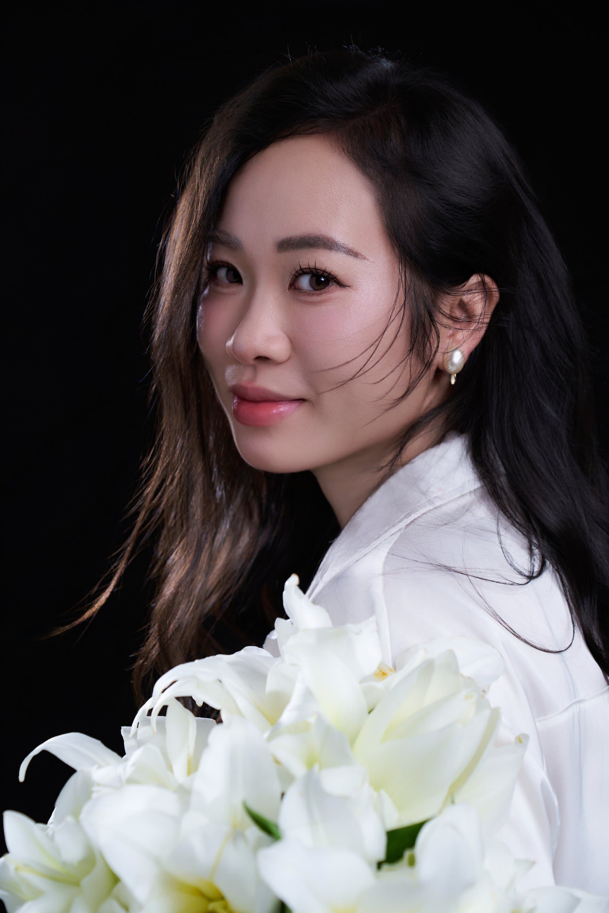 Chân dung chị Ngọc đứng nghiêng mỉm cười nhẹ dịu dàng, toát lên vẻ sạch sẽ, ngăn nắp và vừa đủ ấm áp
