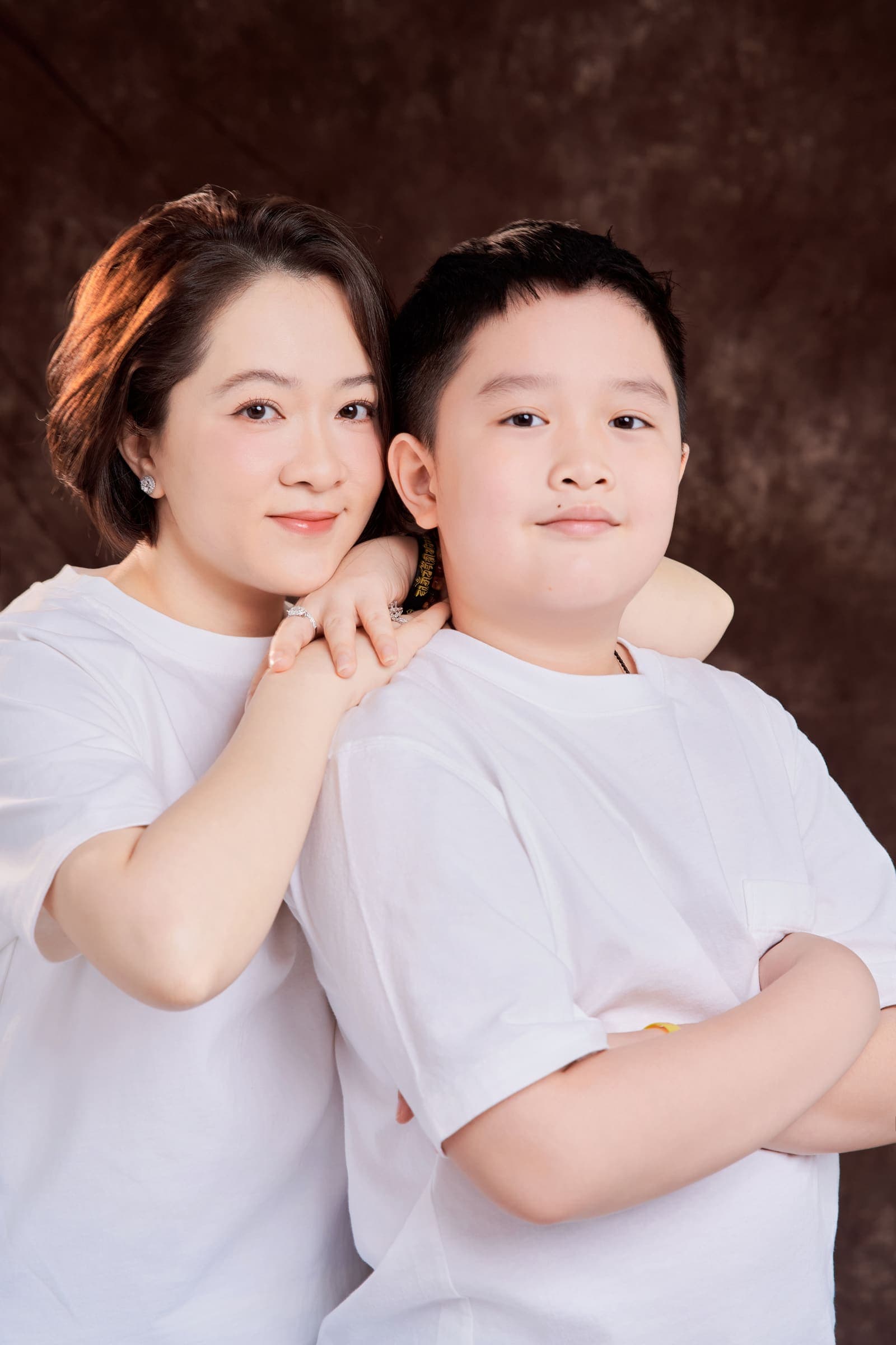 Hai mẹ con ôm nhau cười nhẹ — những năm con còn bé, mẹ giữ lại từng dấu mốc tuổi của con
