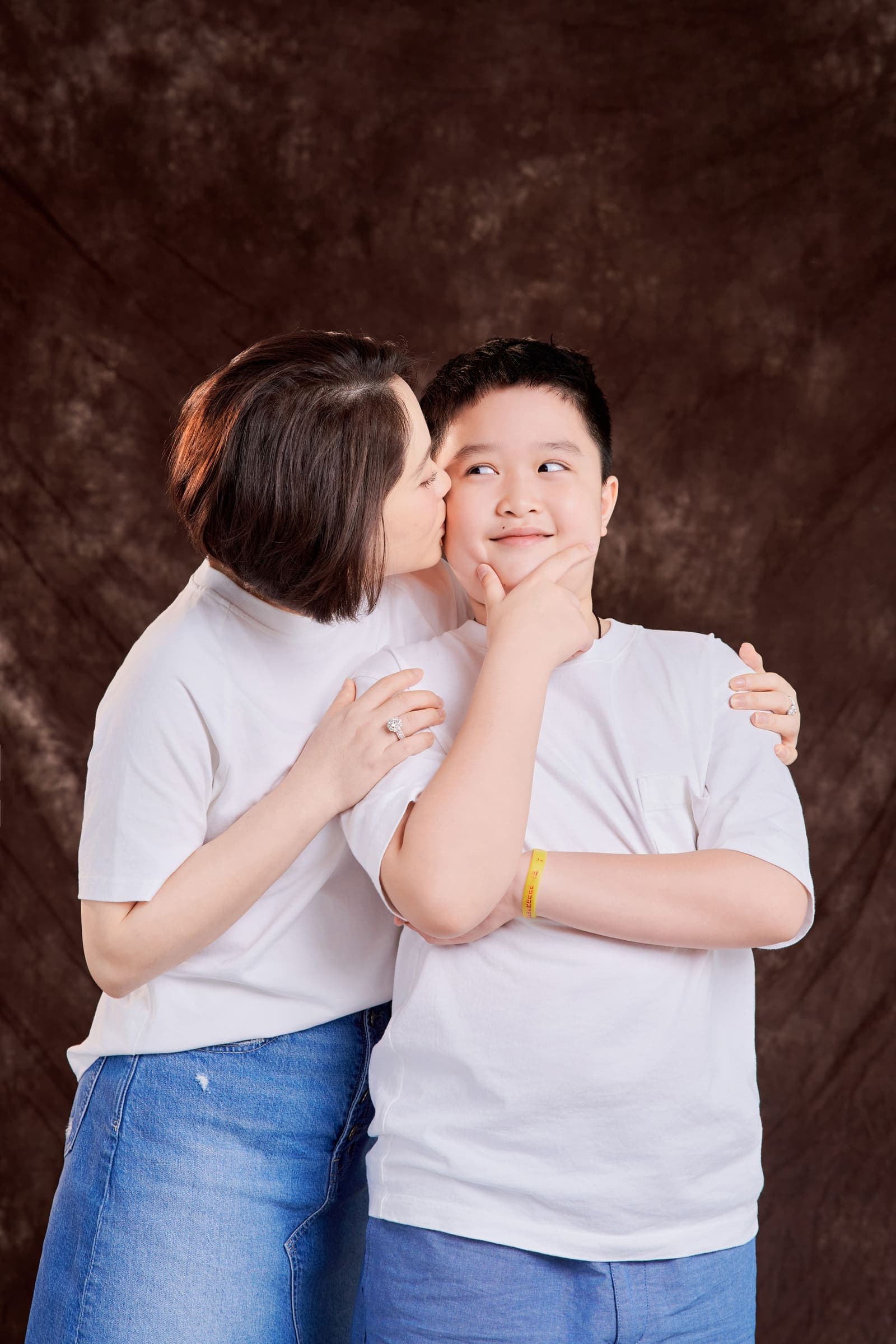 Mẹ con tâm sự gần — tuổi mười một không còn bám mẹ, vẫn ở trong nhà nhưng đã có khoảng riêng